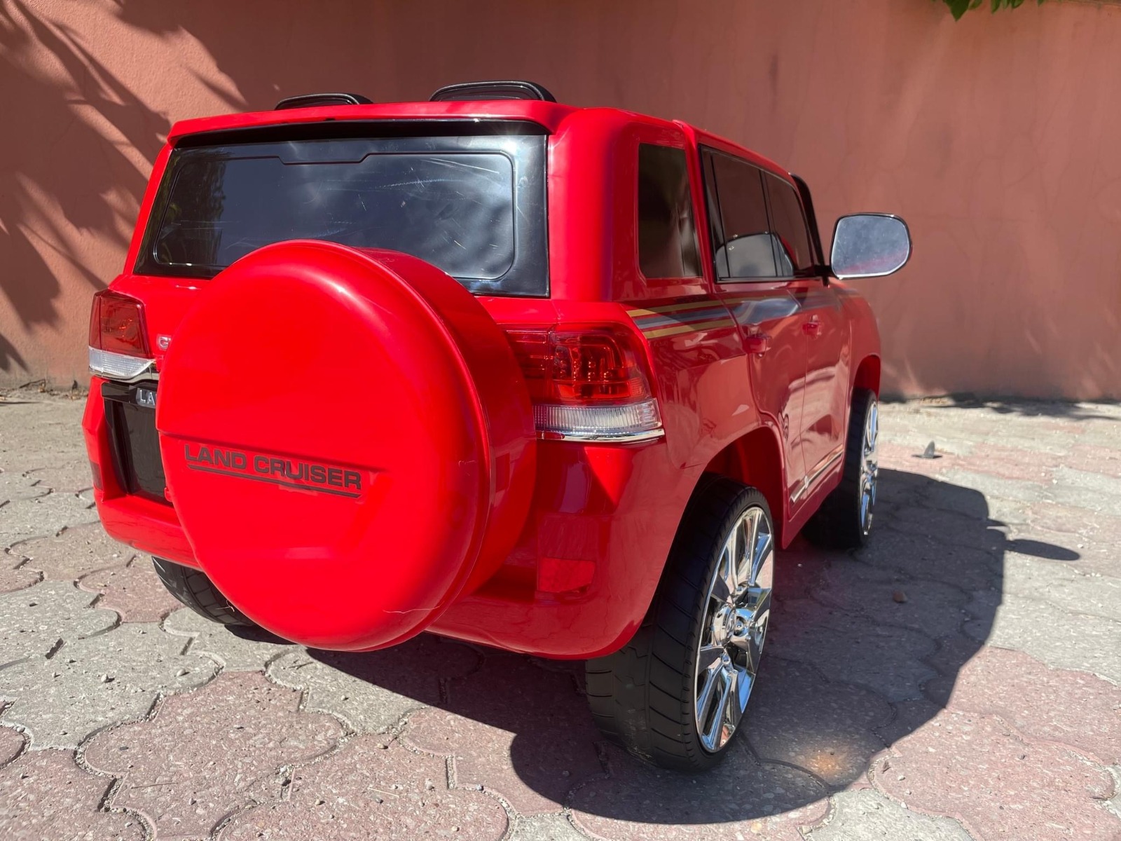 Mașină electrică de jucărie Toyota Landcruiser 12V, roșu, scaun din piele, telecomandă 2,4 GHz, intrare USB / AUX, suspensie, baterie 12 V, roți moi EVA, MOTOR 2 X 35 W, licență ORIGINALĂ - imagine 15