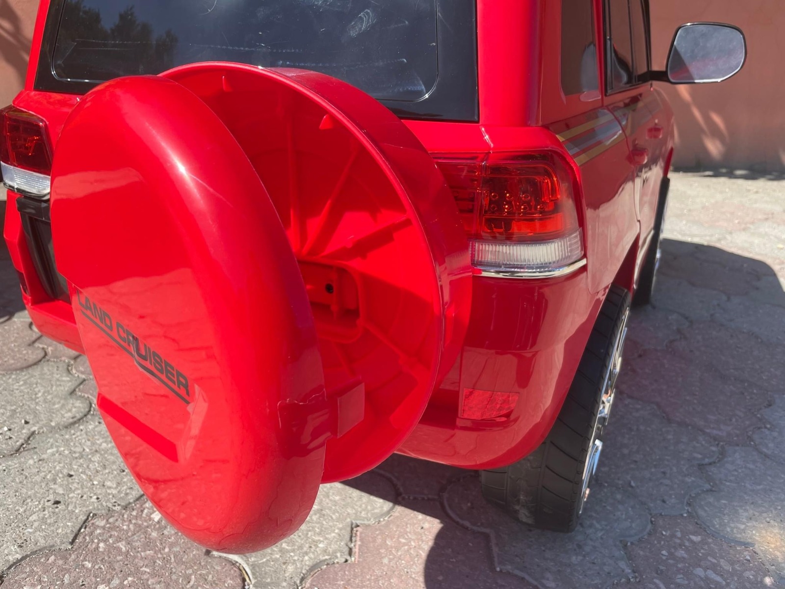 Mașină electrică de jucărie Toyota Landcruiser 12V, roșu, scaun din piele, telecomandă 2,4 GHz, intrare USB / AUX, suspensie, baterie 12 V, roți moi EVA, MOTOR 2 X 35 W, licență ORIGINALĂ - imagine 16