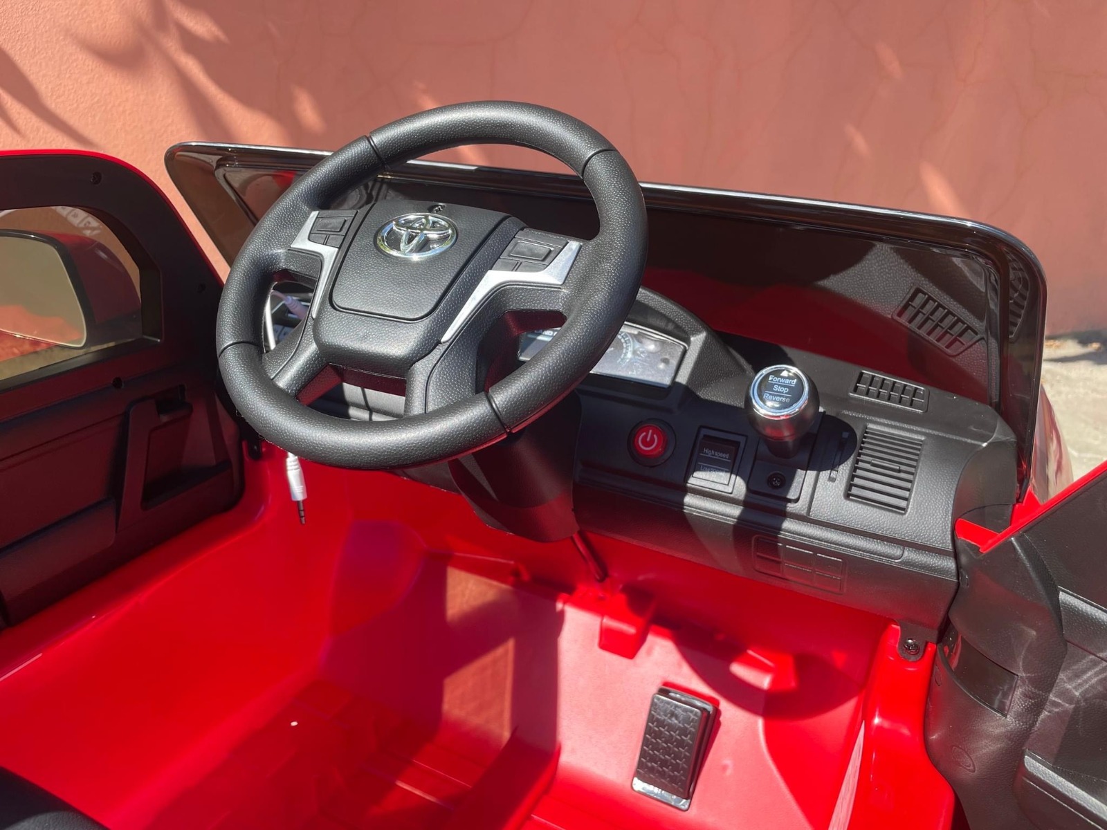 Mașină electrică de jucărie Toyota Landcruiser 12V, roșu, scaun din piele, telecomandă 2,4 GHz, intrare USB / AUX, suspensie, baterie 12 V, roți moi EVA, MOTOR 2 X 35 W, licență ORIGINALĂ - imagine 17