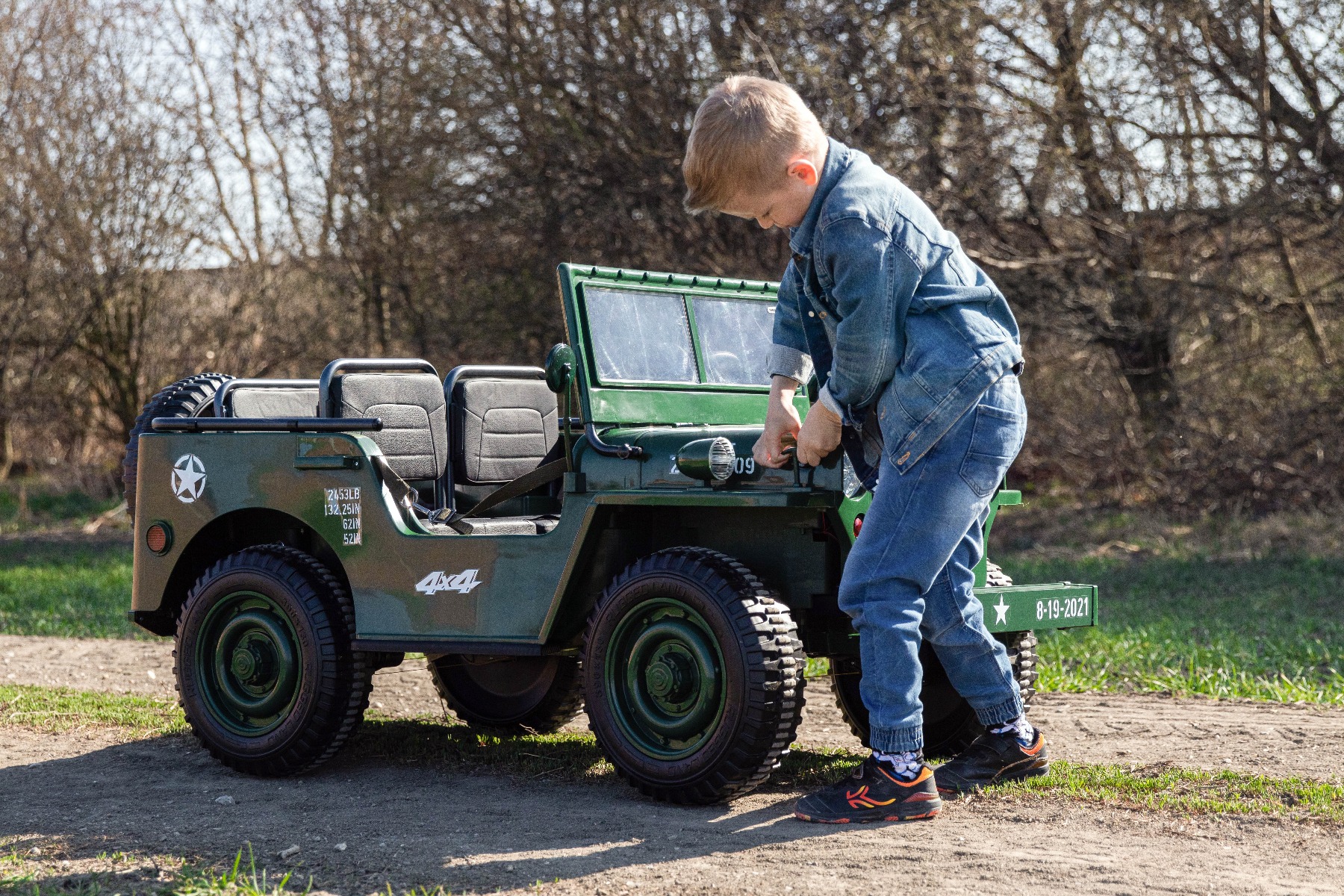 Mașinuță electrică pentru copii SUA ARMY-4X4, cu trei locuri, MP3 Player cu intrare USB / SD, suspensie integrală, lumini LED, parbriz pliabil, baterie portabilă 12V14AH, roți EVA, scaune din piele, telecomandă de 2,4 GHz, 4x4 - imagine 12