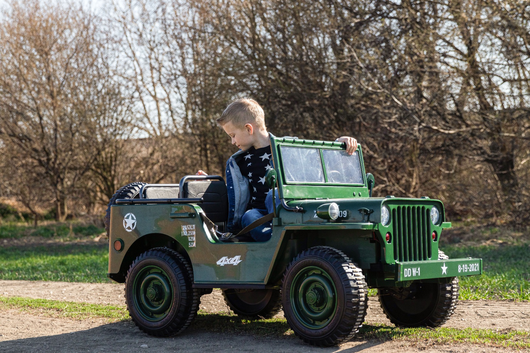 Mașinuță electrică pentru copii SUA ARMY-4X4, cu trei locuri, MP3 Player cu intrare USB / SD, suspensie integrală, lumini LED, parbriz pliabil, baterie portabilă 12V14AH, roți EVA, scaune din piele, telecomandă de 2,4 GHz, 4x4 - imagine 14