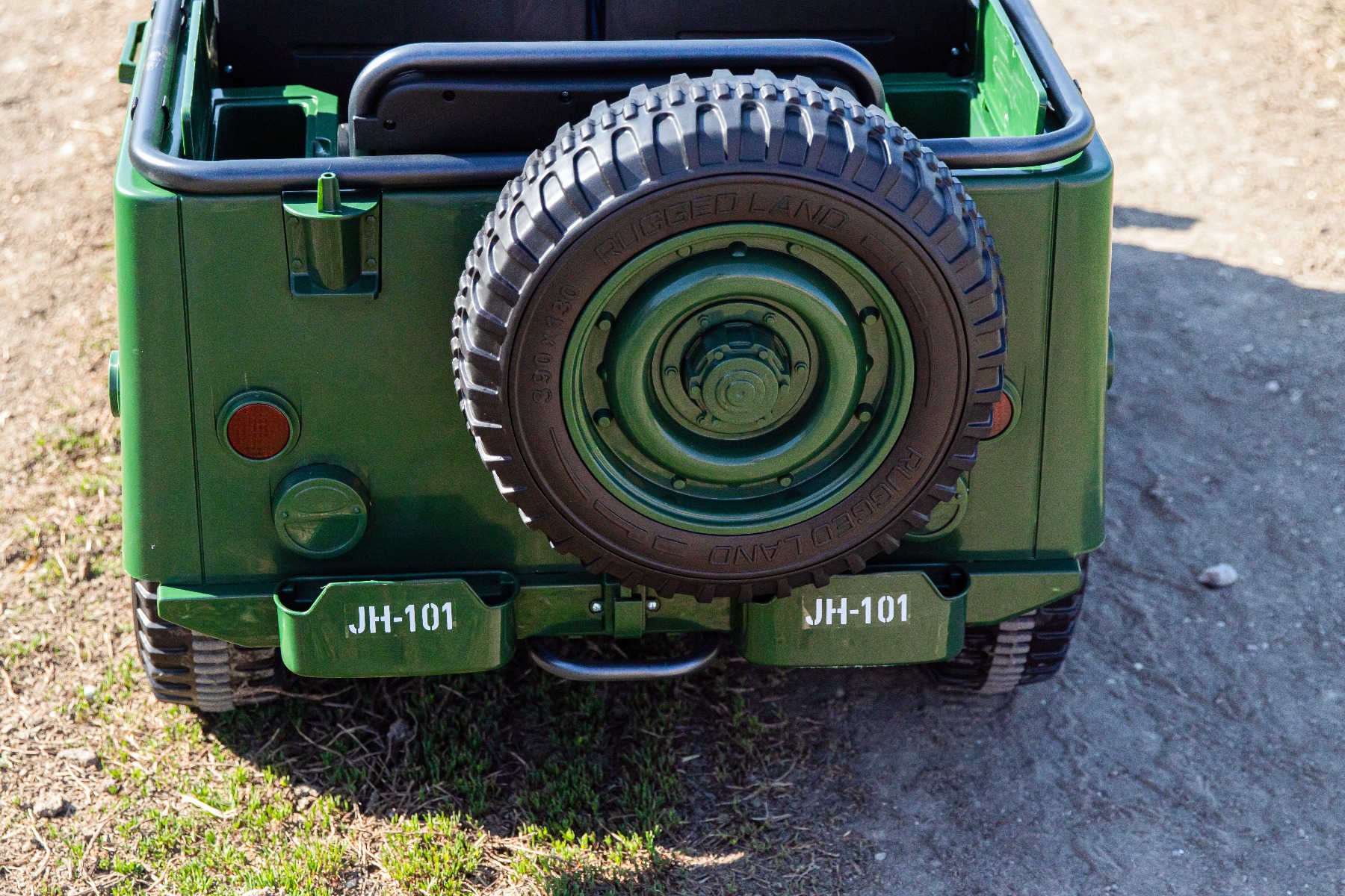 Mașinuță electrică pentru copii SUA ARMY-4X4, Verde, cu trei locuri, MP3 Player cu intrare USB / SD, suspensie integrală, lumini LED, parbriz pliabil, baterie portabilă 12V14AH, roți EVA, scaune din piele, telecomandă de 2,4 GHz, 4x4 - imagine 10
