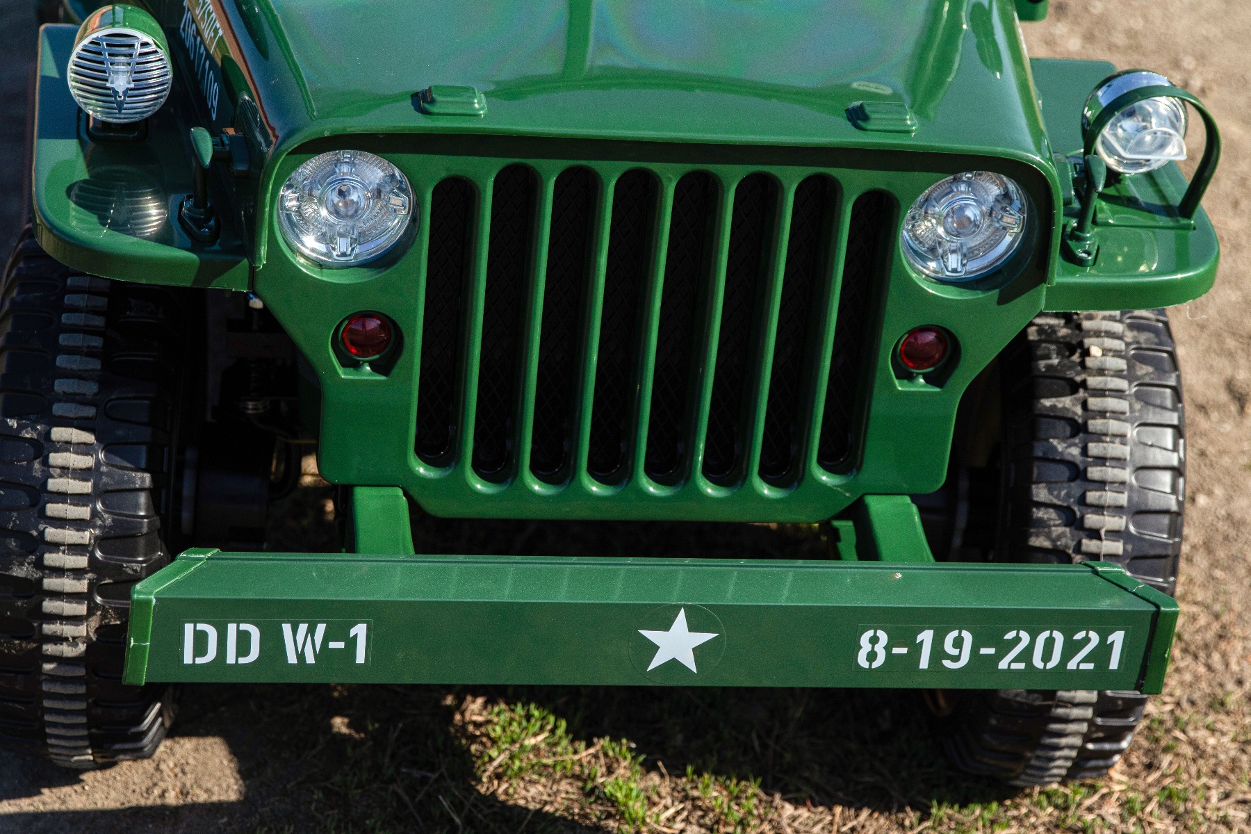 Mașinuță electrică pentru copii SUA ARMY-4X4, Verde, cu trei locuri, MP3 Player cu intrare USB / SD, suspensie integrală, lumini LED, parbriz pliabil, baterie portabilă 12V14AH, roți EVA, scaune din piele, telecomandă de 2,4 GHz, 4x4 - imagine 14