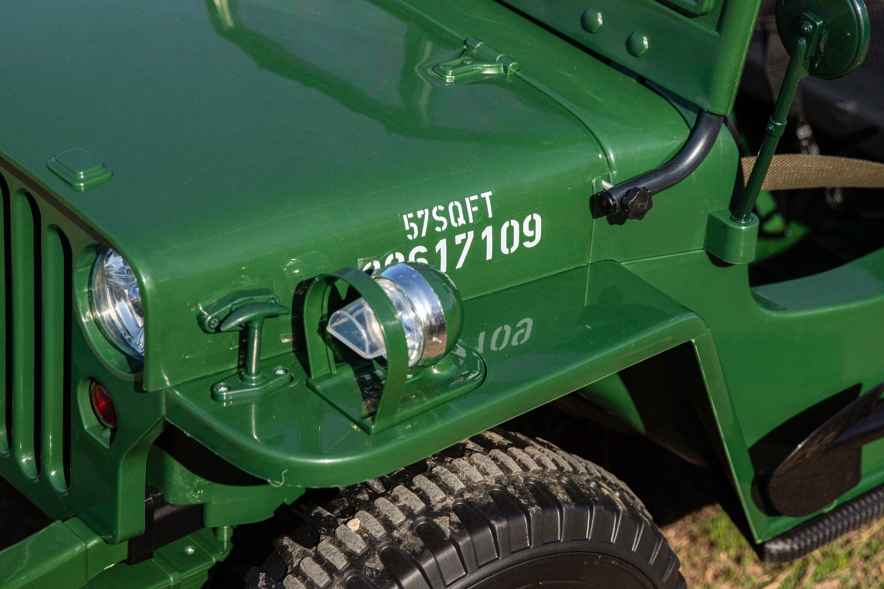 Mașinuță electrică pentru copii SUA ARMY-4X4, Verde, cu trei locuri, MP3 Player cu intrare USB / SD, suspensie integrală, lumini LED, parbriz pliabil, baterie portabilă 12V14AH, roți EVA, scaune din piele, telecomandă de 2,4 GHz, 4x4 - imagine 16