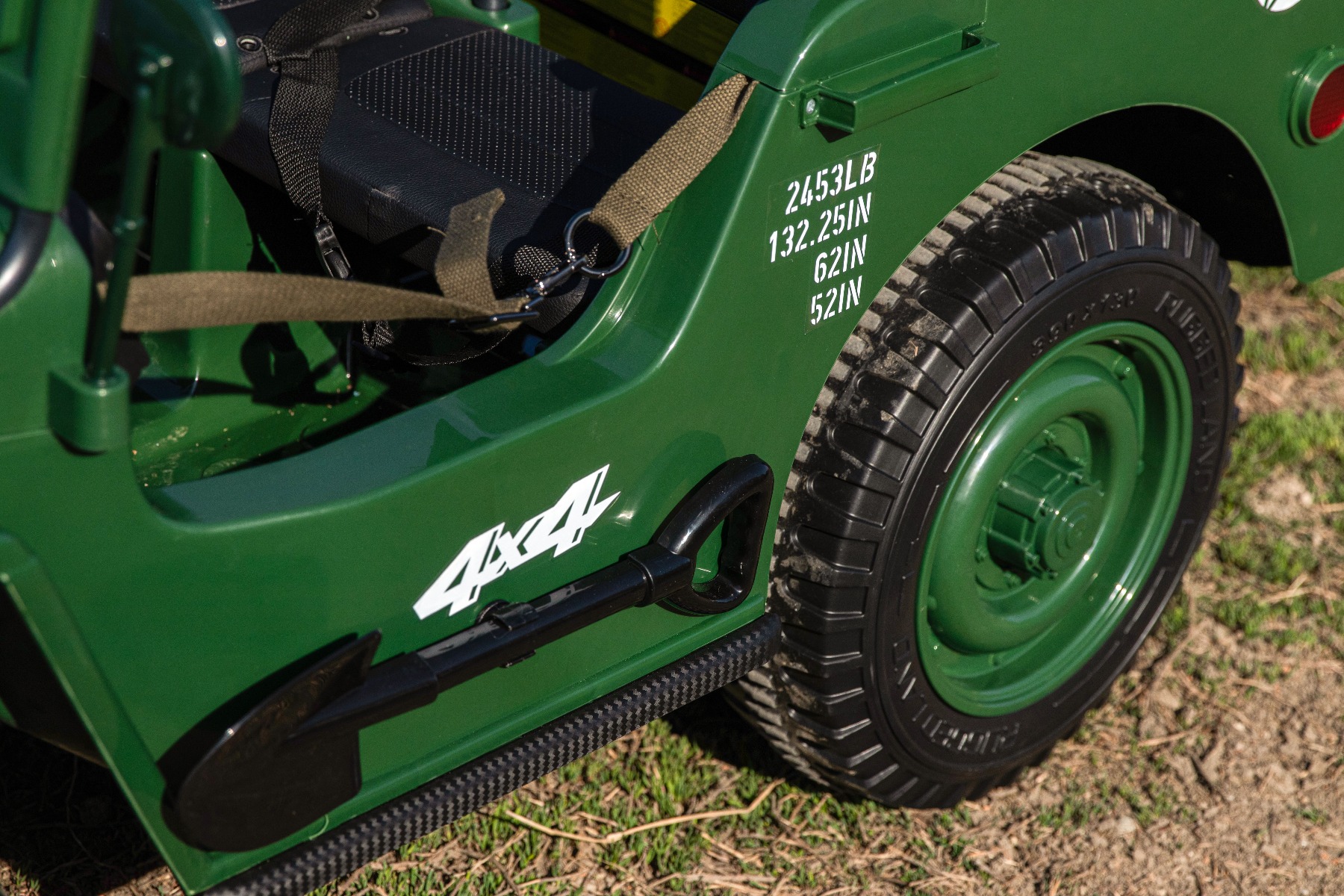 Mașinuță electrică pentru copii SUA ARMY-4X4, Verde, cu trei locuri, MP3 Player cu intrare USB / SD, suspensie integrală, lumini LED, parbriz pliabil, baterie portabilă 12V14AH, roți EVA, scaune din piele, telecomandă de 2,4 GHz, 4x4 - imagine 17