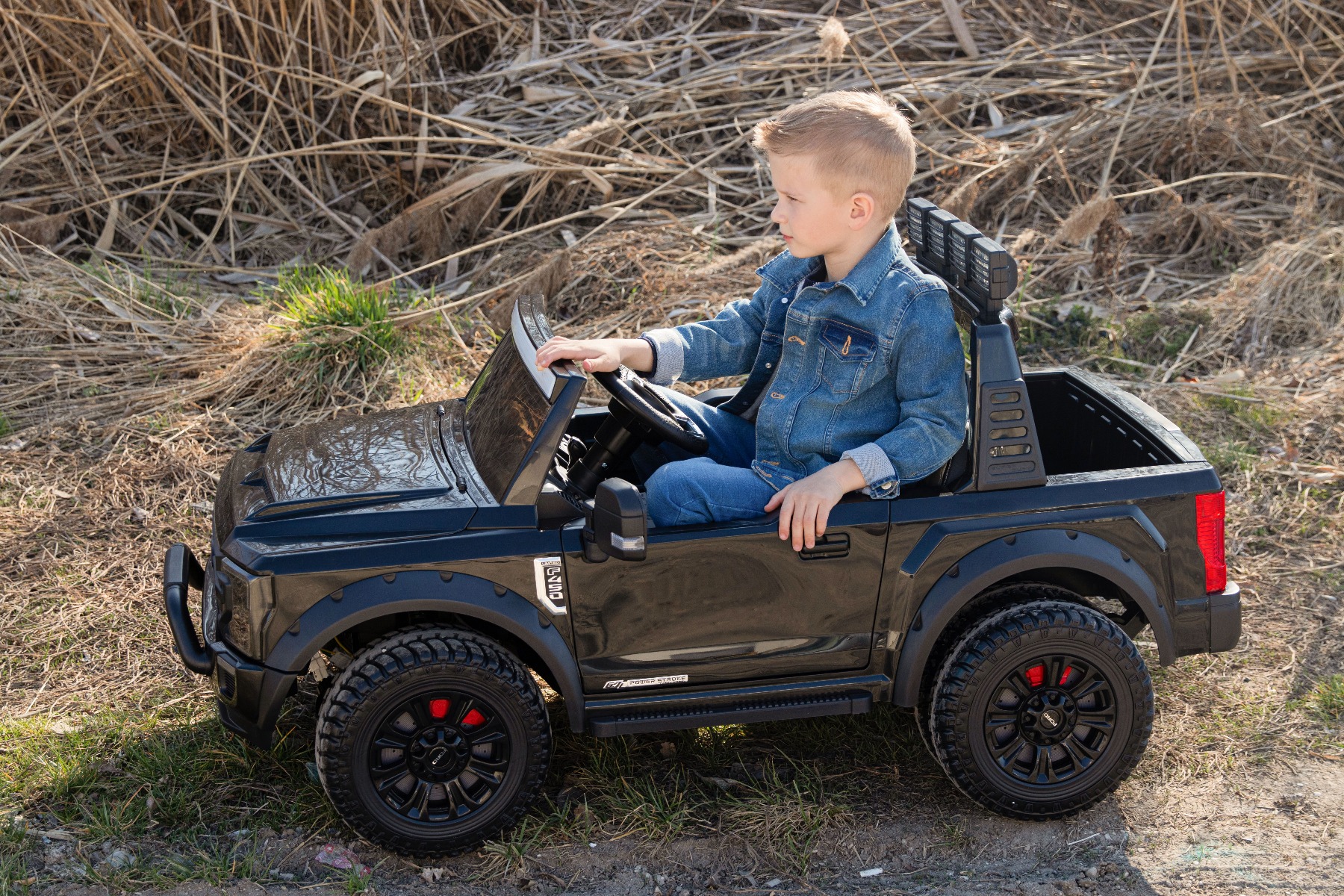 Mașină electrică pentru copii Ford Super Duty 24V roz, două locuri, tracțiune 4X4, motoare performante 24V, baterie portabilă, roți duble EVA spate, scaun din plastic, telecomandă 2,4 GHz, rampă lumină cu LED, MP3 player intrare USB, licență ORIGINALĂ - imagine 5