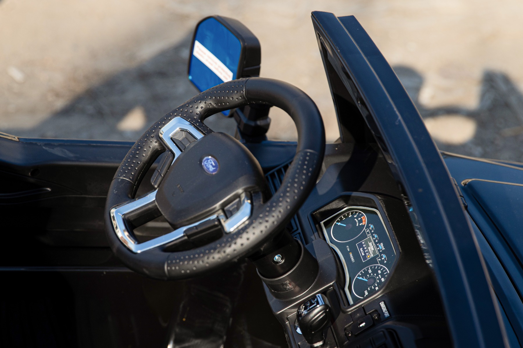 Mașină electrică pentru copii Ford Super Duty 24V negru, două locuri, tracțiune 4X4, motoare performante 24V, baterie portabilă, roți duble EVA spate, scaun din plastic, telecomandă 2,4 GHz, rampă lumină cu LED, MP3 player intrare USB, licență ORIGINALĂ - imagine 5