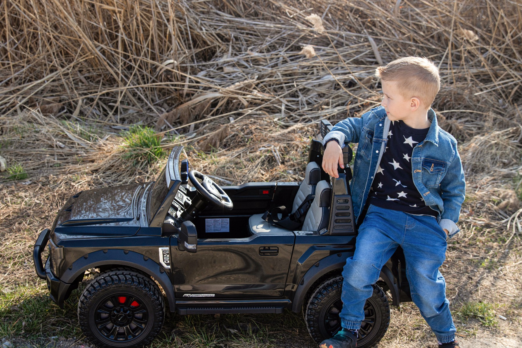 Mașină electrică pentru copii Ford Super Duty 24V negru, două locuri, tracțiune 4X4, motoare performante 24V, baterie portabilă, roți duble EVA spate, scaun din plastic, telecomandă 2,4 GHz, rampă lumină cu LED, MP3 player intrare USB, licență ORIGINALĂ - imagine 8