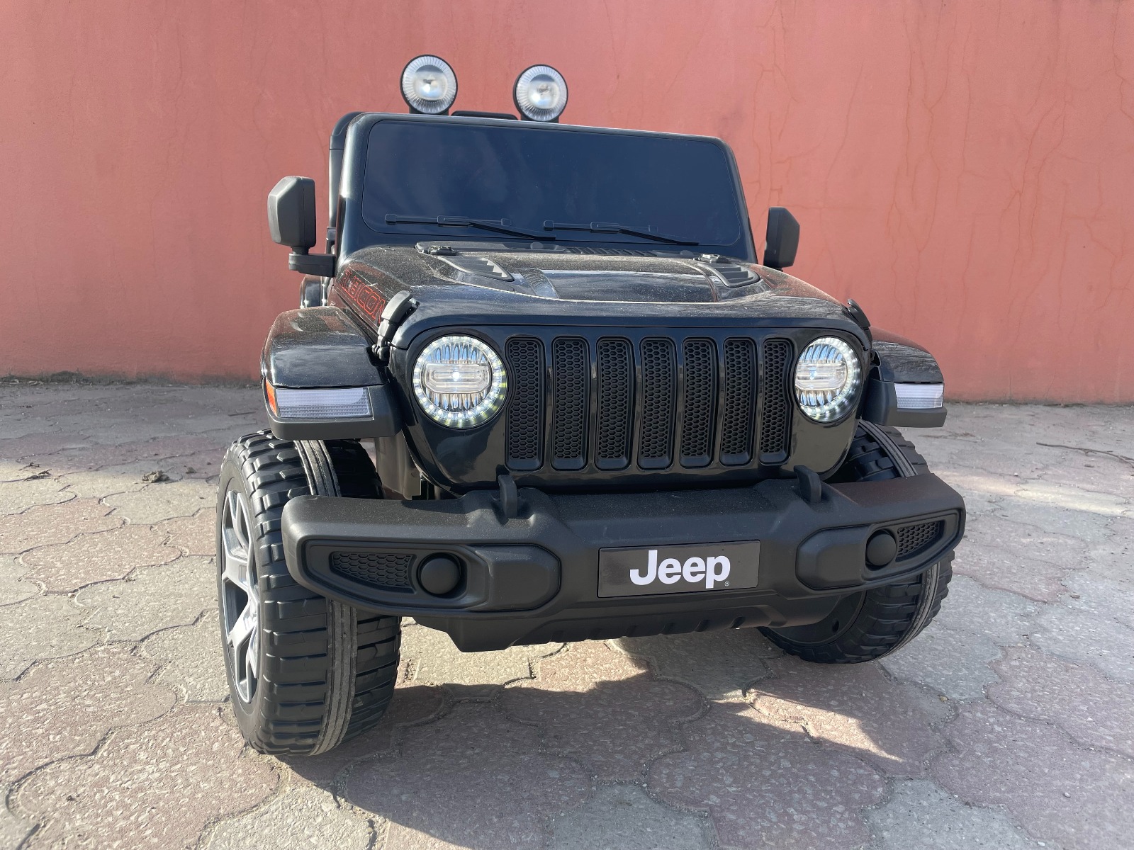 Mașinuță electrică pentru copii JEEP Wrangler, Negru, scaun din piele, Radio cu intrare Bluetooth și USB, unitate 4x4, baterie cu litiu, roți EVA, suspensii spate, telecomandă de 2,4 GHz, comutator funcție telecomandă/ pedală, licențiat - imagine 8