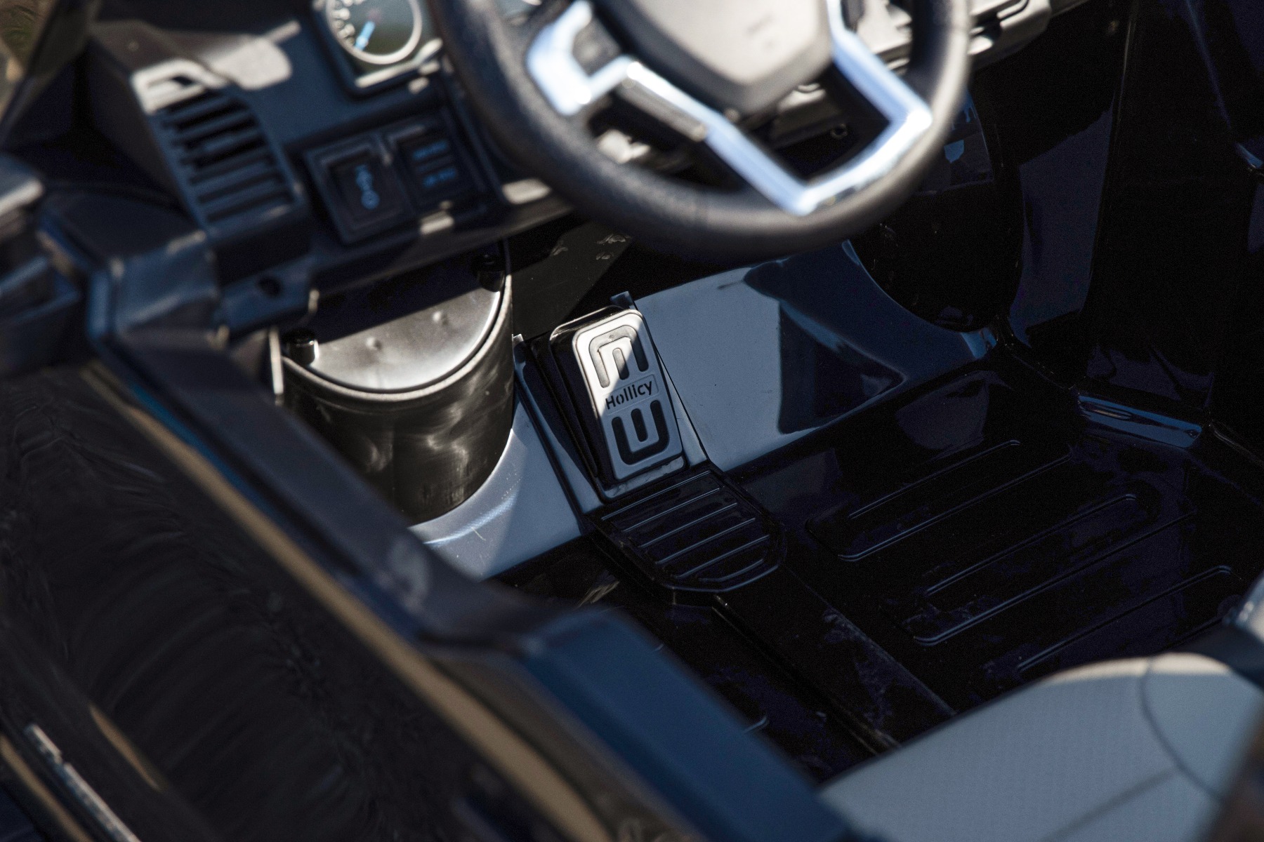 Mașină electrică pentru copii Ford Super Duty 24V negru, două locuri, tracțiune 4X4, motoare performante 24V, baterie portabilă, roți duble EVA spate, scaun din plastic, telecomandă 2,4 GHz, rampă lumină cu LED, MP3 player intrare USB, licență ORIGINALĂ - imagine 15