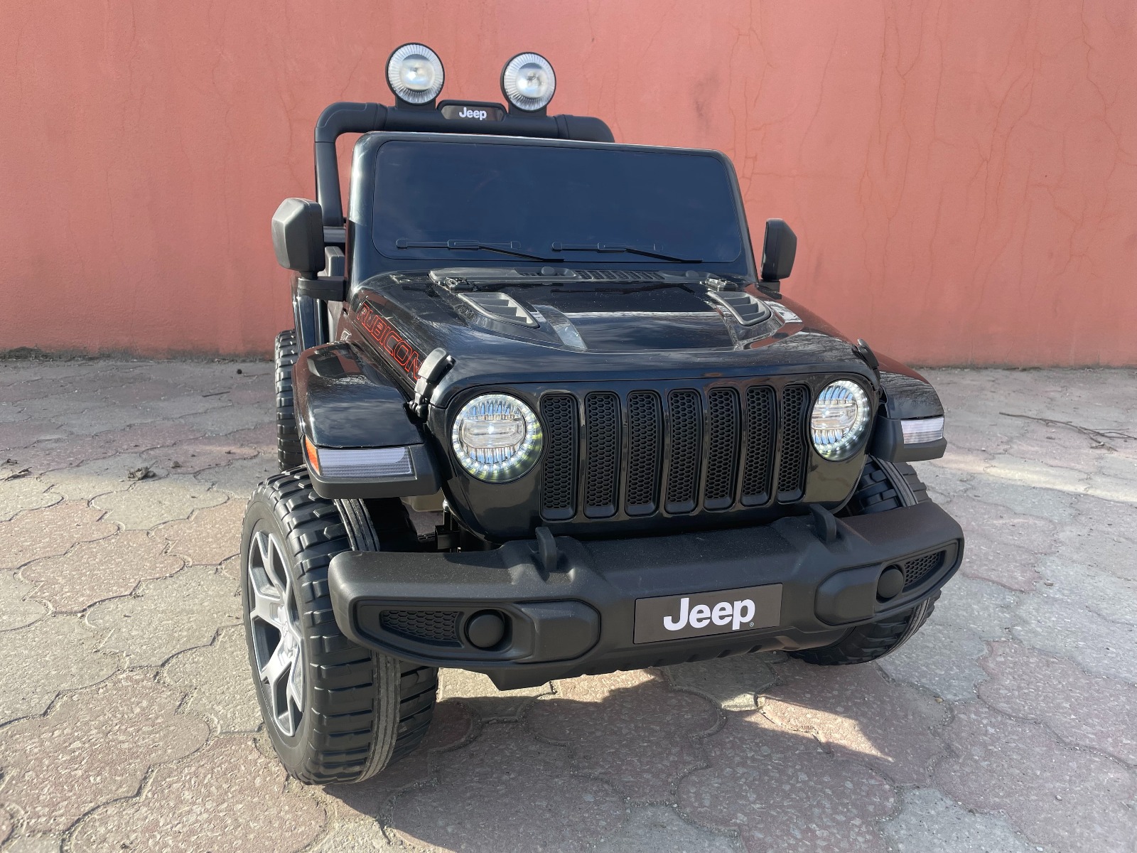Mașinuță electrică pentru copii JEEP Wrangler, Negru, scaun din piele, Radio cu intrare Bluetooth și USB, unitate 4x4, baterie cu litiu, roți EVA, suspensii spate, telecomandă de 2,4 GHz, comutator funcție telecomandă/ pedală, licențiat - imagine 9