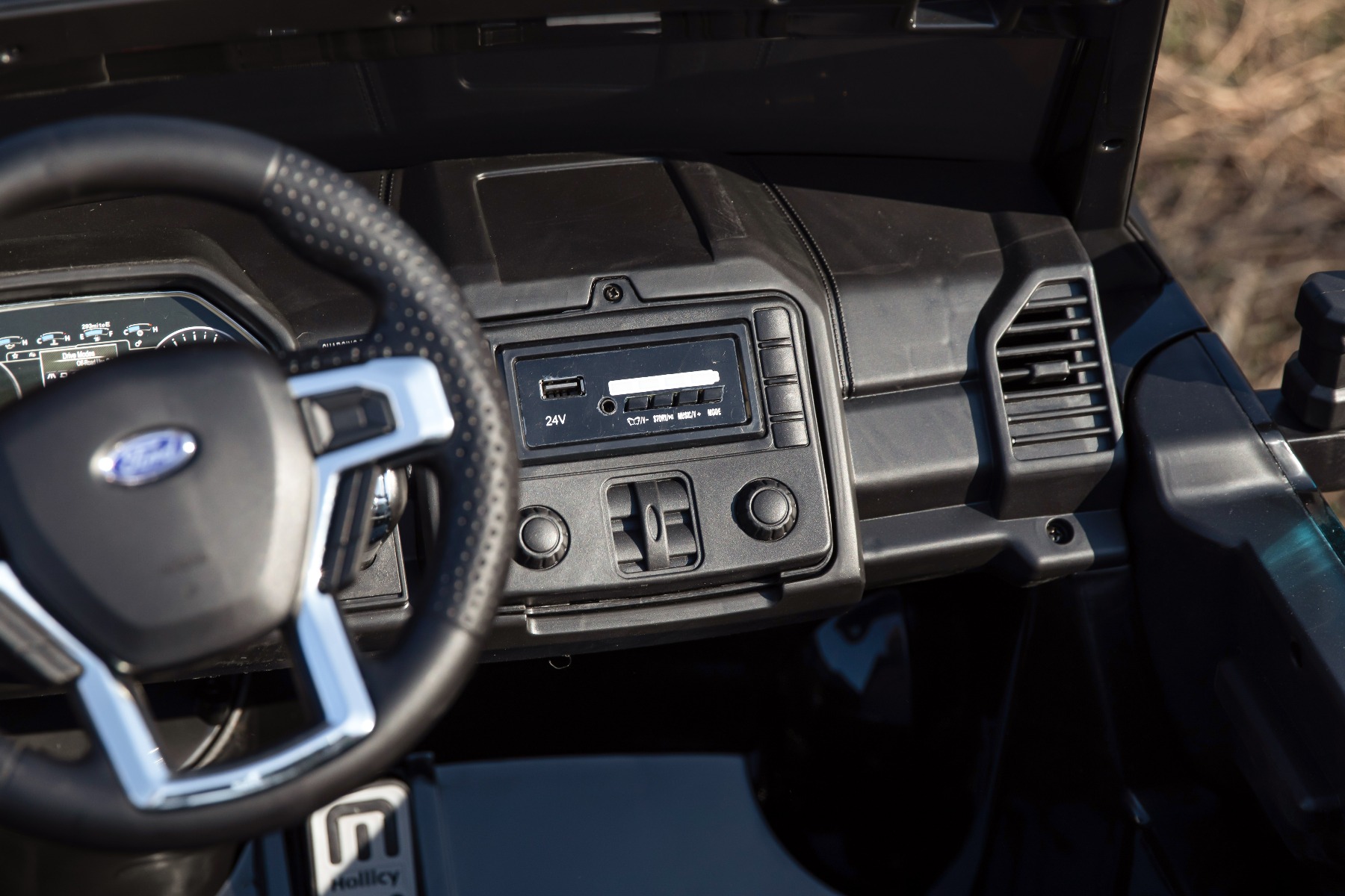Mașină electrică pentru copii Ford Super Duty 24V negru, două locuri, tracțiune 4X4, motoare performante 24V, baterie portabilă, roți duble EVA spate, scaun din plastic, telecomandă 2,4 GHz, rampă lumină cu LED, MP3 player intrare USB, licență ORIGINALĂ - imagine 16