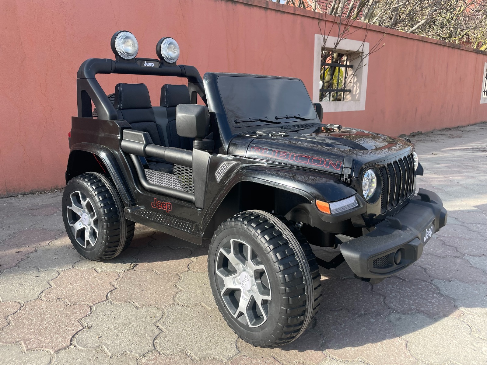Mașinuță electrică pentru copii JEEP Wrangler, Negru, scaun din piele, Radio cu intrare Bluetooth și USB, unitate 4x4, baterie cu litiu, roți EVA, suspensii spate, telecomandă de 2,4 GHz, comutator funcție telecomandă/ pedală, licențiat - imagine 10