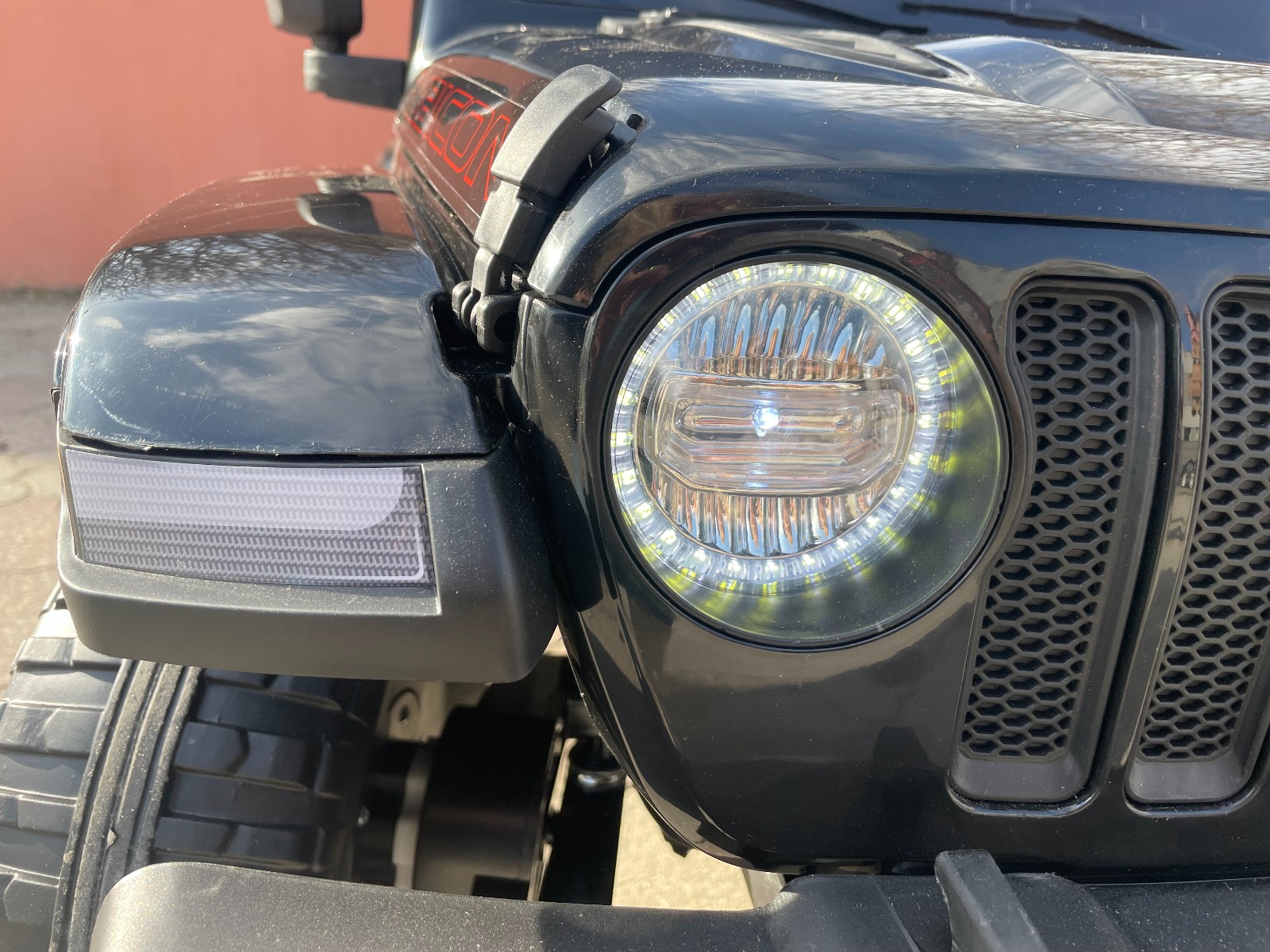 Mașinuță electrică pentru copii JEEP Wrangler, Verde, scaun din piele, Radio cu intrare Bluetooth și USB, unitate 4x4, baterie cu litiu, roți EVA, suspensii spate, telecomandă de 2,4 GHz, comutator funcție telecomandă/ pedală, licențiat - imagine 13
