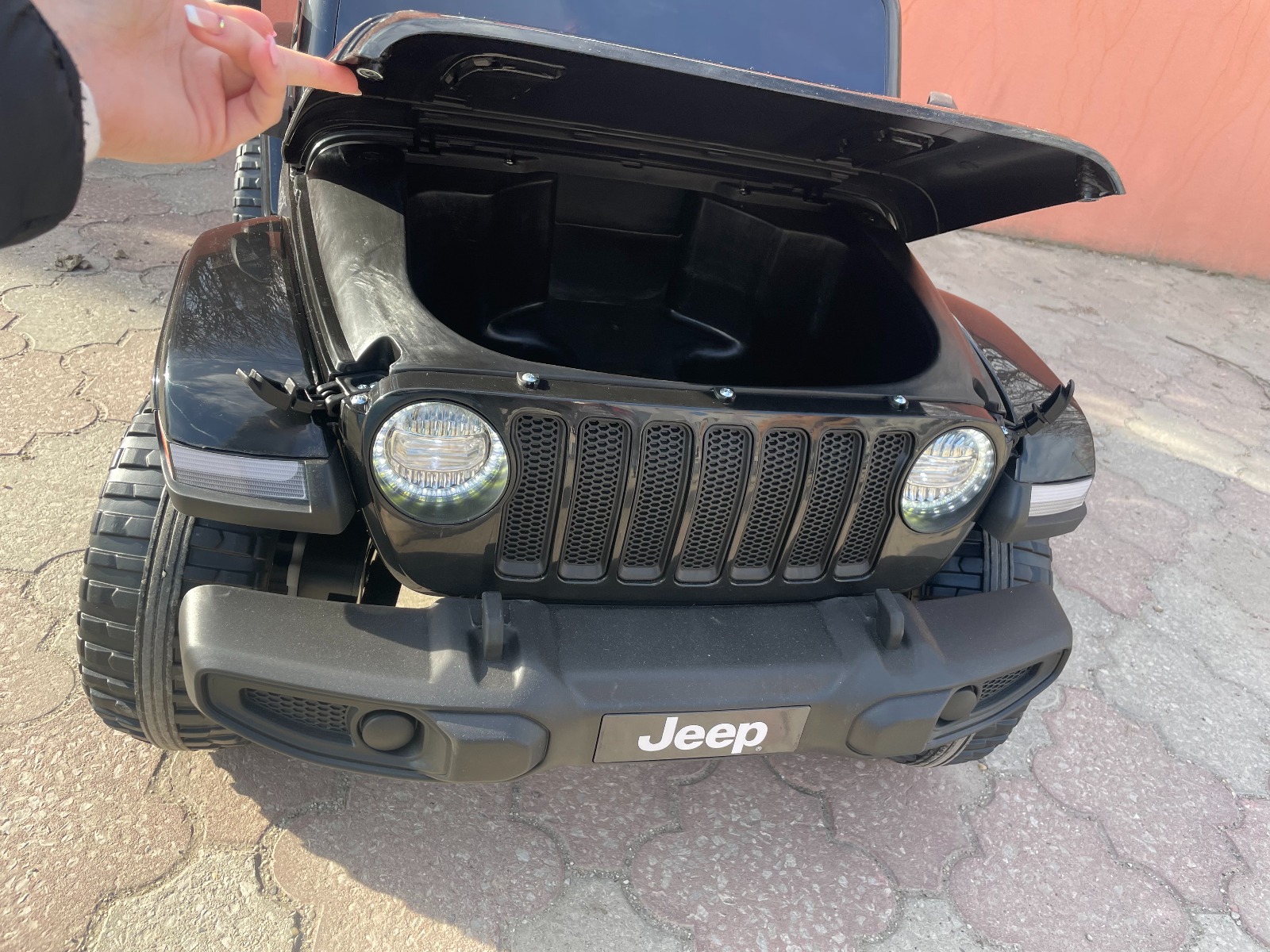 Mașinuță electrică pentru copii JEEP Wrangler, Negru, scaun din piele, Radio cu intrare Bluetooth și USB, unitate 4x4, baterie cu litiu, roți EVA, suspensii spate, telecomandă de 2,4 GHz, comutator funcție telecomandă/ pedală, licențiat - imagine 12