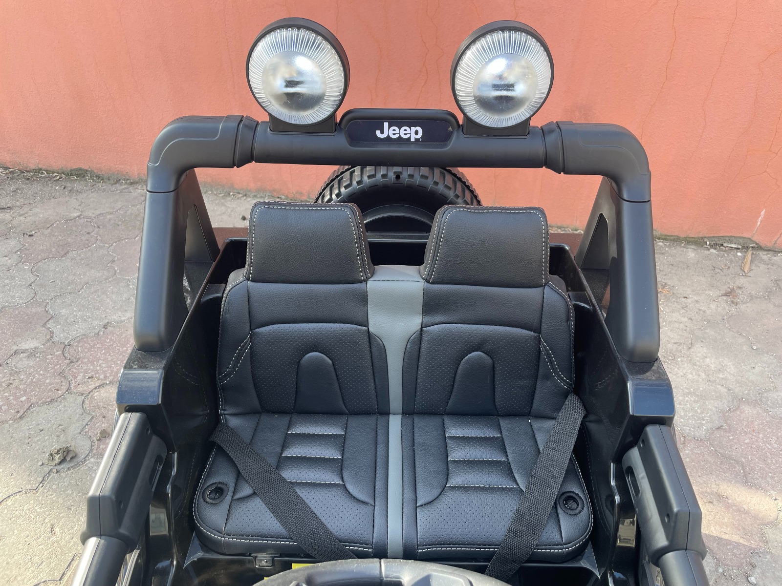 Mașinuță electrică pentru copii JEEP Wrangler, Negru, scaun din piele, Radio cu intrare Bluetooth și USB, unitate 4x4, baterie cu litiu, roți EVA, suspensii spate, telecomandă de 2,4 GHz, comutator funcție telecomandă/ pedală, licențiat - imagine 13