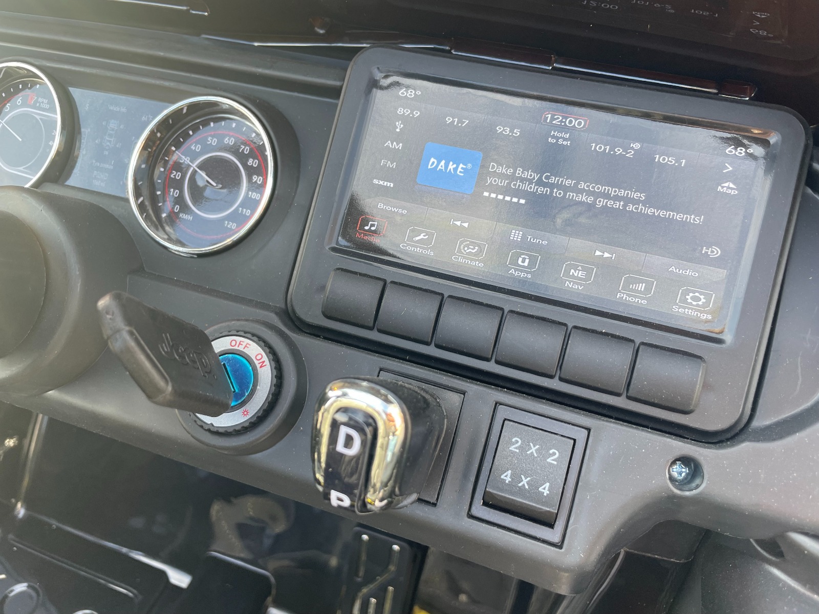 Mașinuță electrică pentru copii JEEP Wrangler, Roz, scaun din piele, Radio cu intrare Bluetooth și USB, unitate 4x4, baterie cu litiu, roți EVA, suspensii spate, telecomandă de 2,4 GHz, comutator funcție telecomandă/ pedală, licențiat - imagine 19