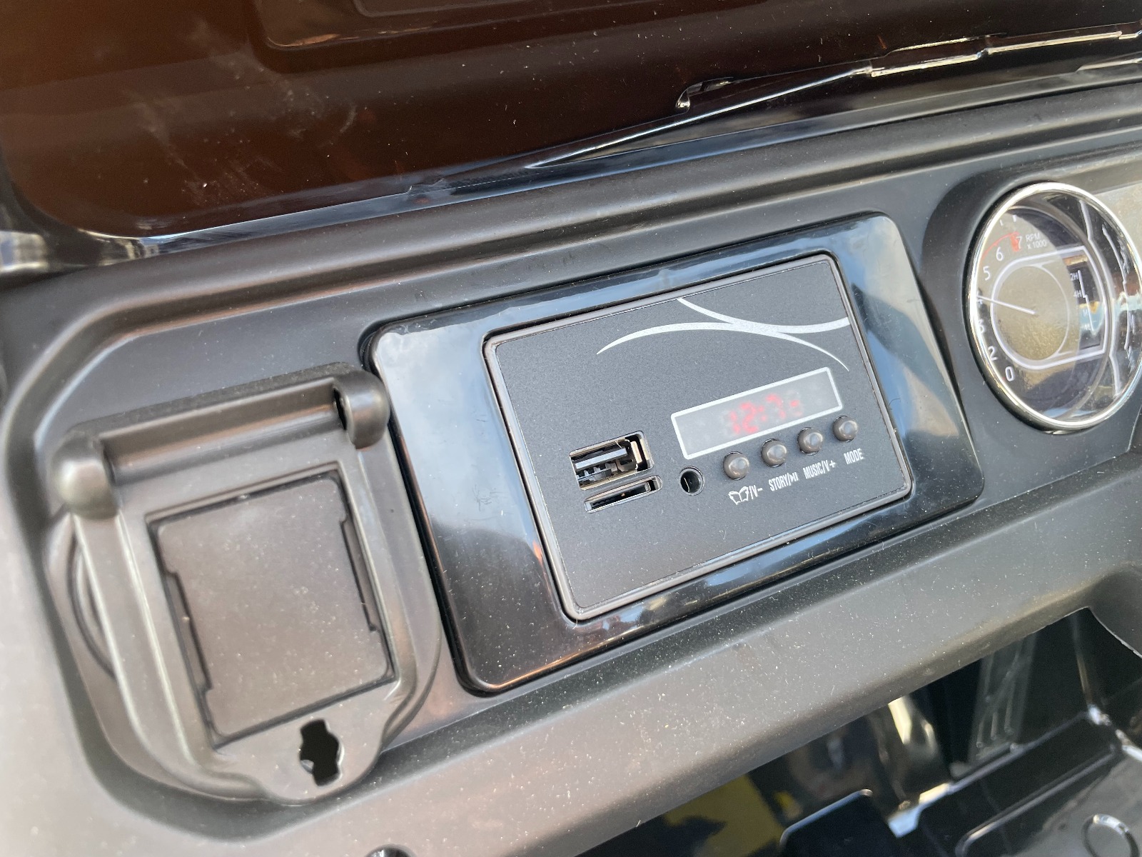 Mașinuță electrică pentru copii JEEP Wrangler, Verde, scaun din piele, Radio cu intrare Bluetooth și USB, unitate 4x4, baterie cu litiu, roți EVA, suspensii spate, telecomandă de 2,4 GHz, comutator funcție telecomandă/ pedală, licențiat - imagine 19