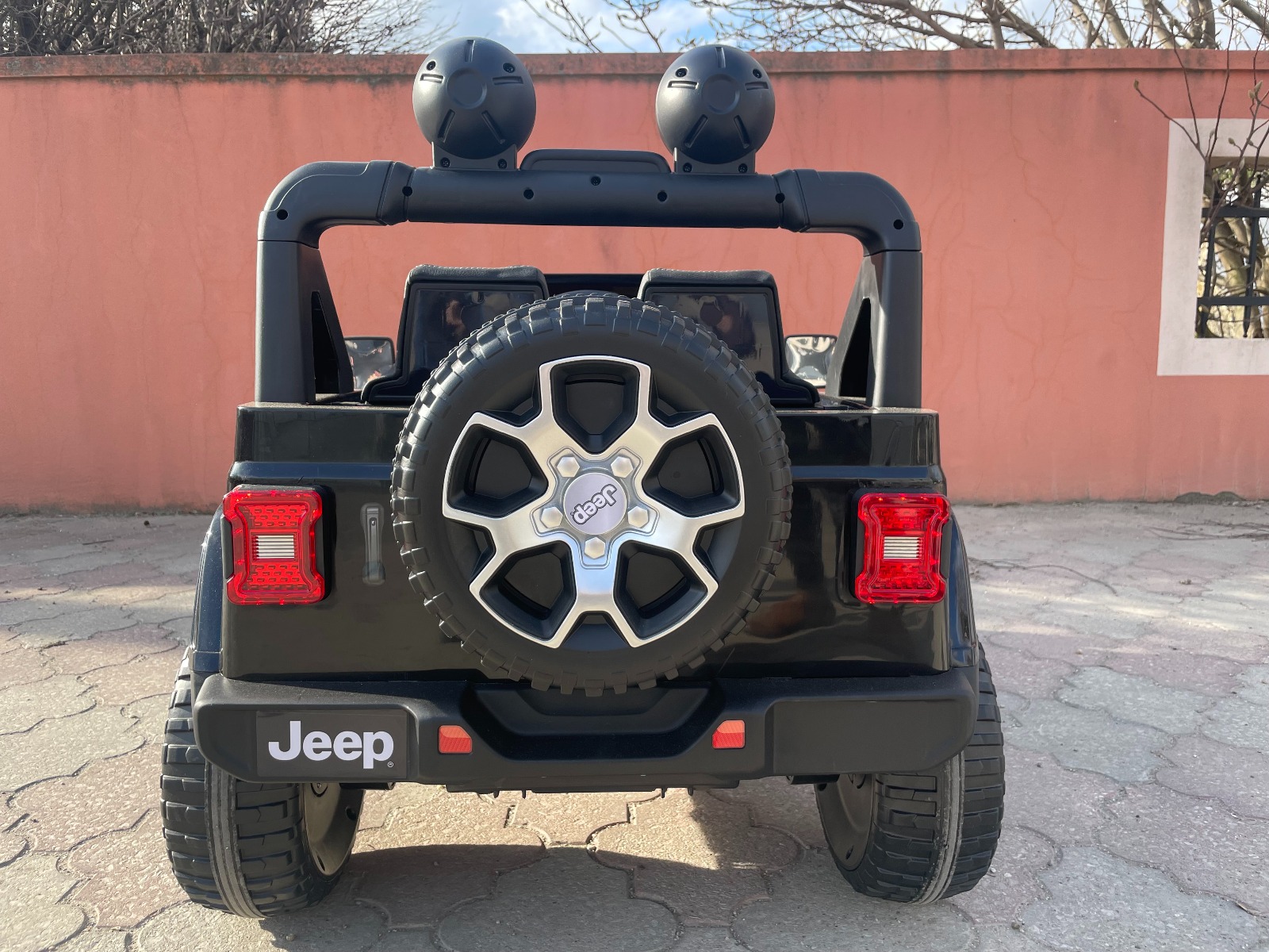 Mașinuță electrică pentru copii JEEP Wrangler, Negru, scaun din piele, Radio cu intrare Bluetooth și USB, unitate 4x4, baterie cu litiu, roți EVA, suspensii spate, telecomandă de 2,4 GHz, comutator funcție telecomandă/ pedală, licențiat - imagine 19