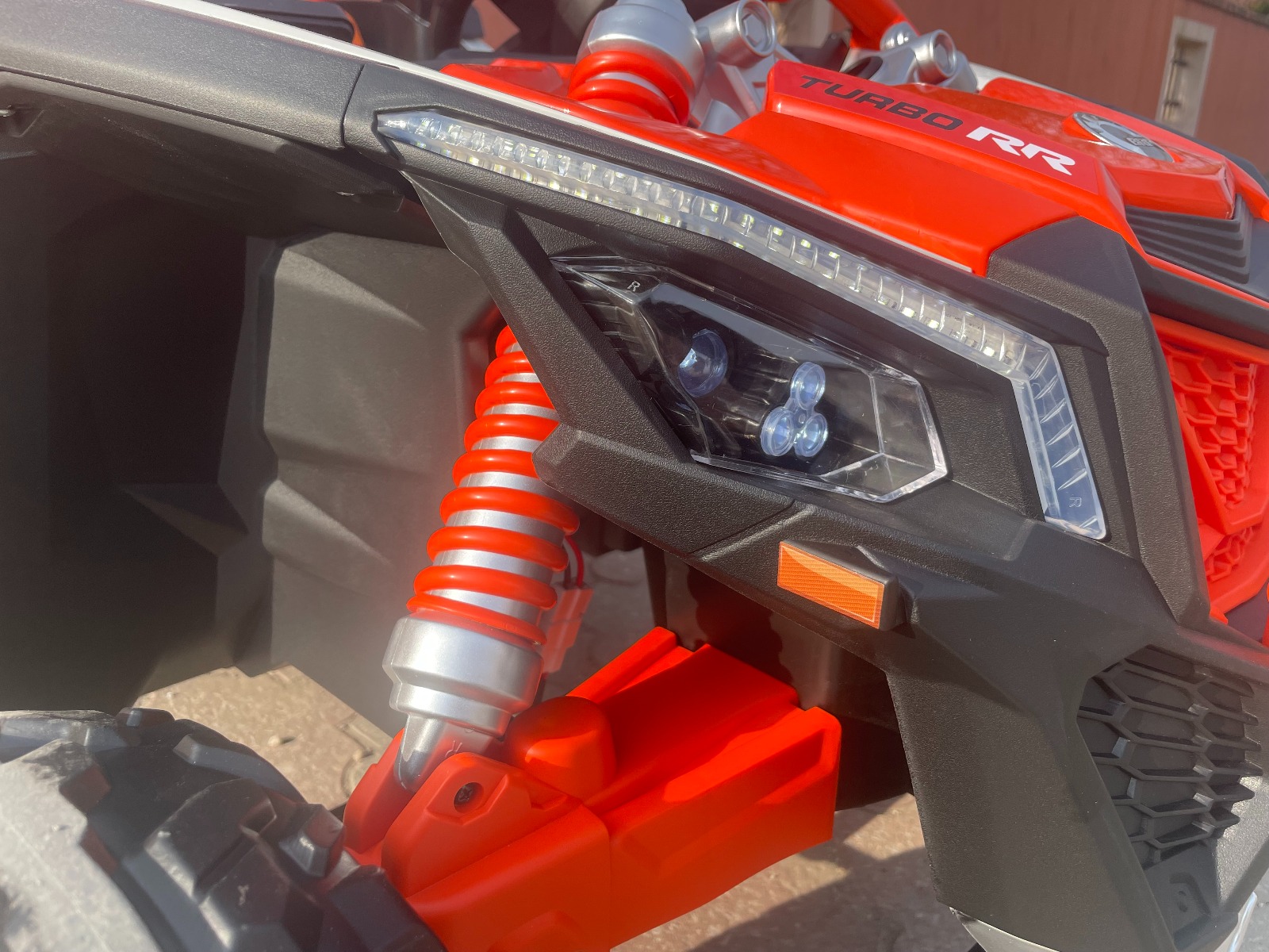 Mașină electrică copii Can-am Maverick 24V, negru, cu două locuri, suspensie spate, telecomandă 2,4 Ghz, Baterie litiu portabilă, 4 motoare de 200 W, roți EVA, scaune din piele, player MP3 cu intrare USB/SD, model cu licență - imagine 15
