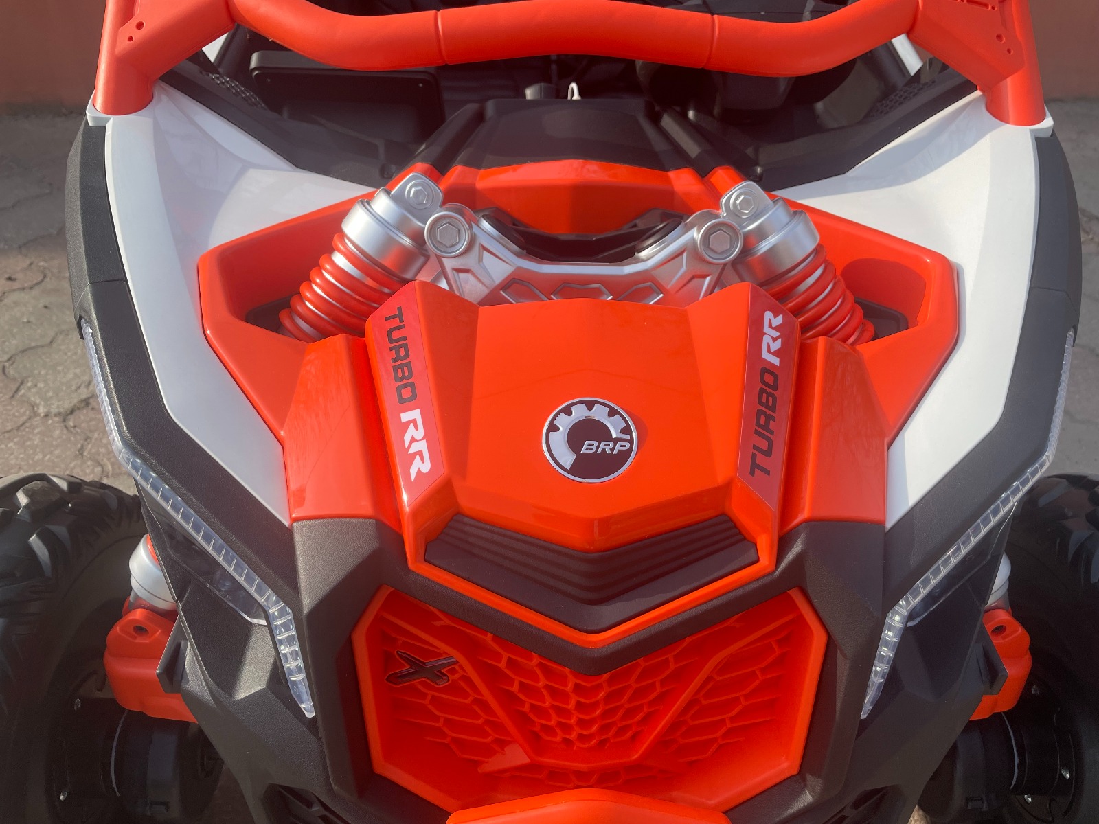 Mașină electrică copii Can-am Maverick 24V, portocaliu, cu două locuri, suspensie spate, telecomandă 2,4 Ghz, Baterie litiu portabilă, 4 motoare de 200 W, roți EVA, scaune din piele, player MP3 cu intrare USB/SD, model cu licență - imagine 24