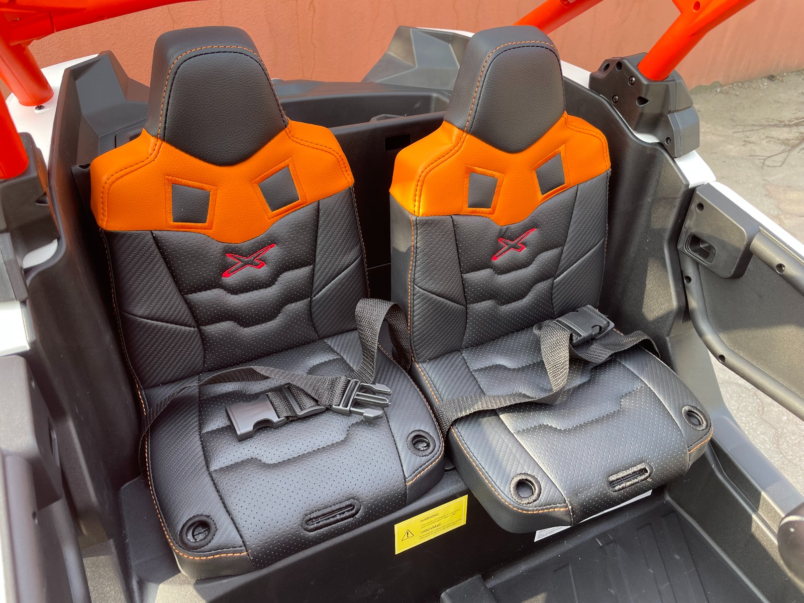 Mașină electrică copii Can-am Maverick 24V, negru, cu două locuri, suspensie spate, telecomandă 2,4 Ghz, Baterie litiu portabilă, 4 motoare de 200 W, roți EVA, scaune din piele, player MP3 cu intrare USB/SD, model cu licență - imagine 20