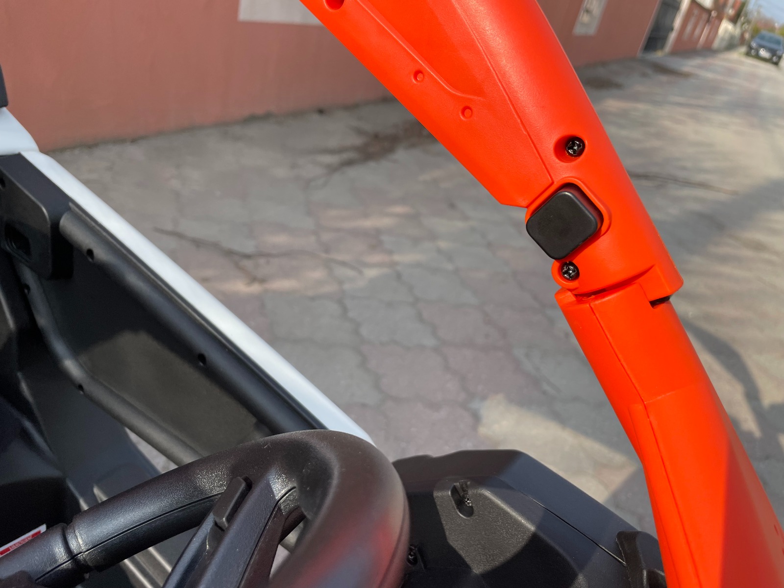 Mașină electrică copii Can-am Maverick 24V, roșu, cu două locuri, suspensie spate, telecomandă 2,4 Ghz, Baterie litiu portabilă, 4 motoare de 200 W, roți EVA, scaune din piele, player MP3 cu intrare USB/SD, model cu licență - imagine 21