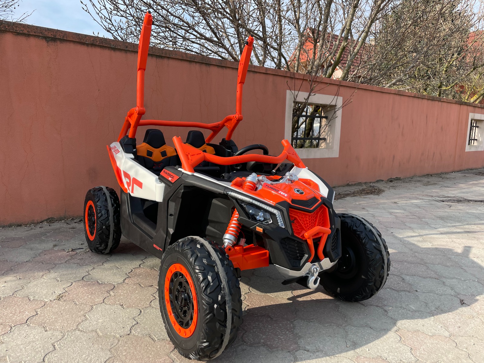 Mașină electrică copii Can-am Maverick 24V, portocaliu, cu două locuri, suspensie spate, telecomandă 2,4 Ghz, Baterie litiu portabilă, 4 motoare de 200 W, roți EVA, scaune din piele, player MP3 cu intrare USB/SD, model cu licență - imagine 32