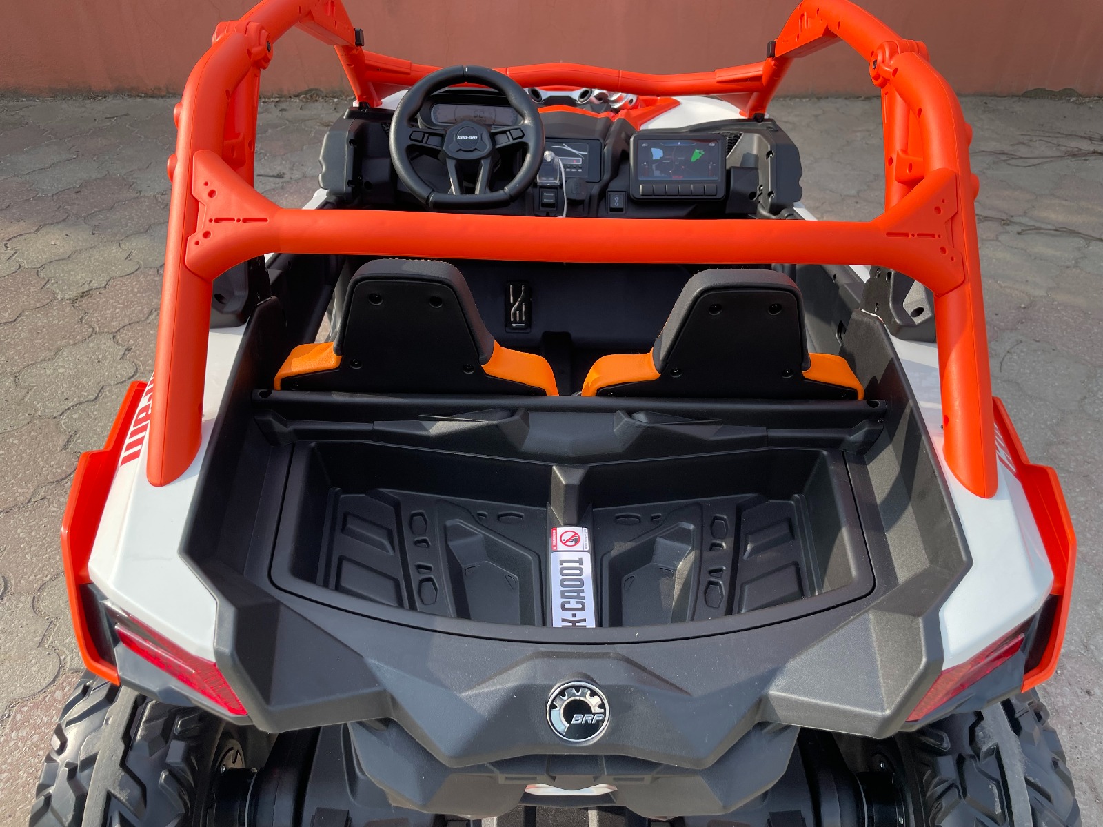 Mașină electrică copii Can-am Maverick 24V, portocaliu, cu două locuri, suspensie spate, telecomandă 2,4 Ghz, Baterie litiu portabilă, 4 motoare de 200 W, roți EVA, scaune din piele, player MP3 cu intrare USB/SD, model cu licență - imagine 40