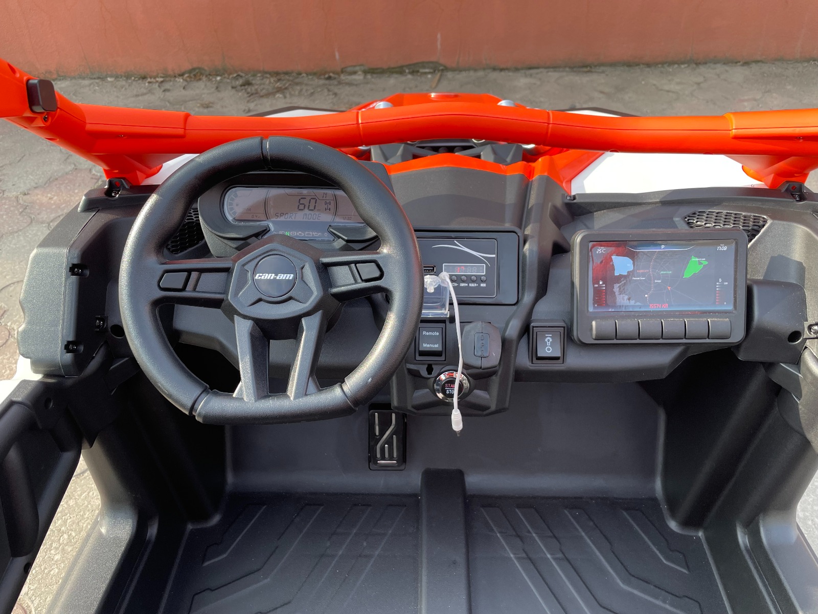 Mașină electrică copii Can-am Maverick 24V, negru, cu două locuri, suspensie spate, telecomandă 2,4 Ghz, Baterie litiu portabilă, 4 motoare de 200 W, roți EVA, scaune din piele, player MP3 cu intrare USB/SD, model cu licență - imagine 24