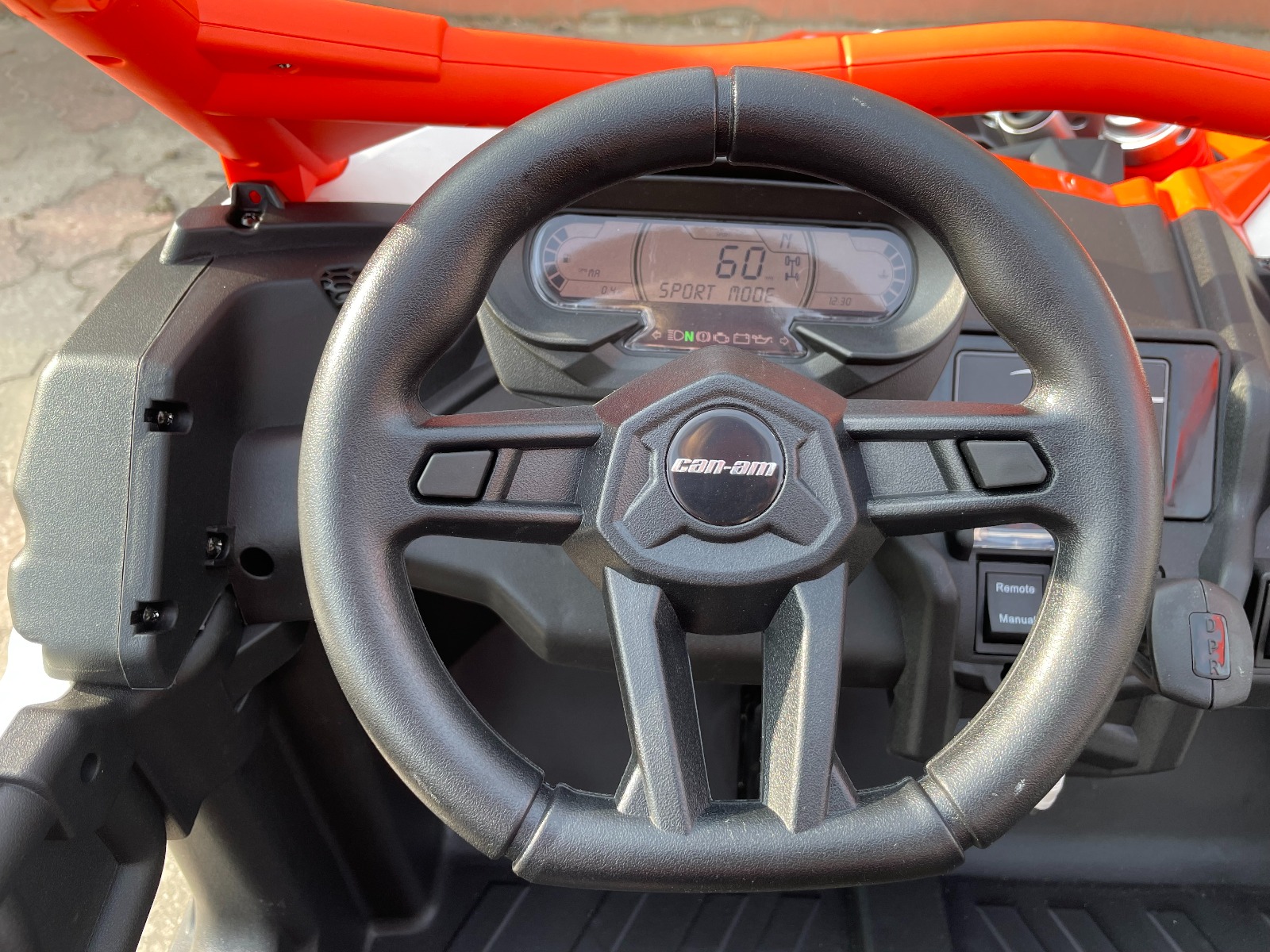 Mașină electrică copii Can-am Maverick 24V, roșu, cu două locuri, suspensie spate, telecomandă 2,4 Ghz, Baterie litiu portabilă, 4 motoare de 200 W, roți EVA, scaune din piele, player MP3 cu intrare USB/SD, model cu licență - imagine 23