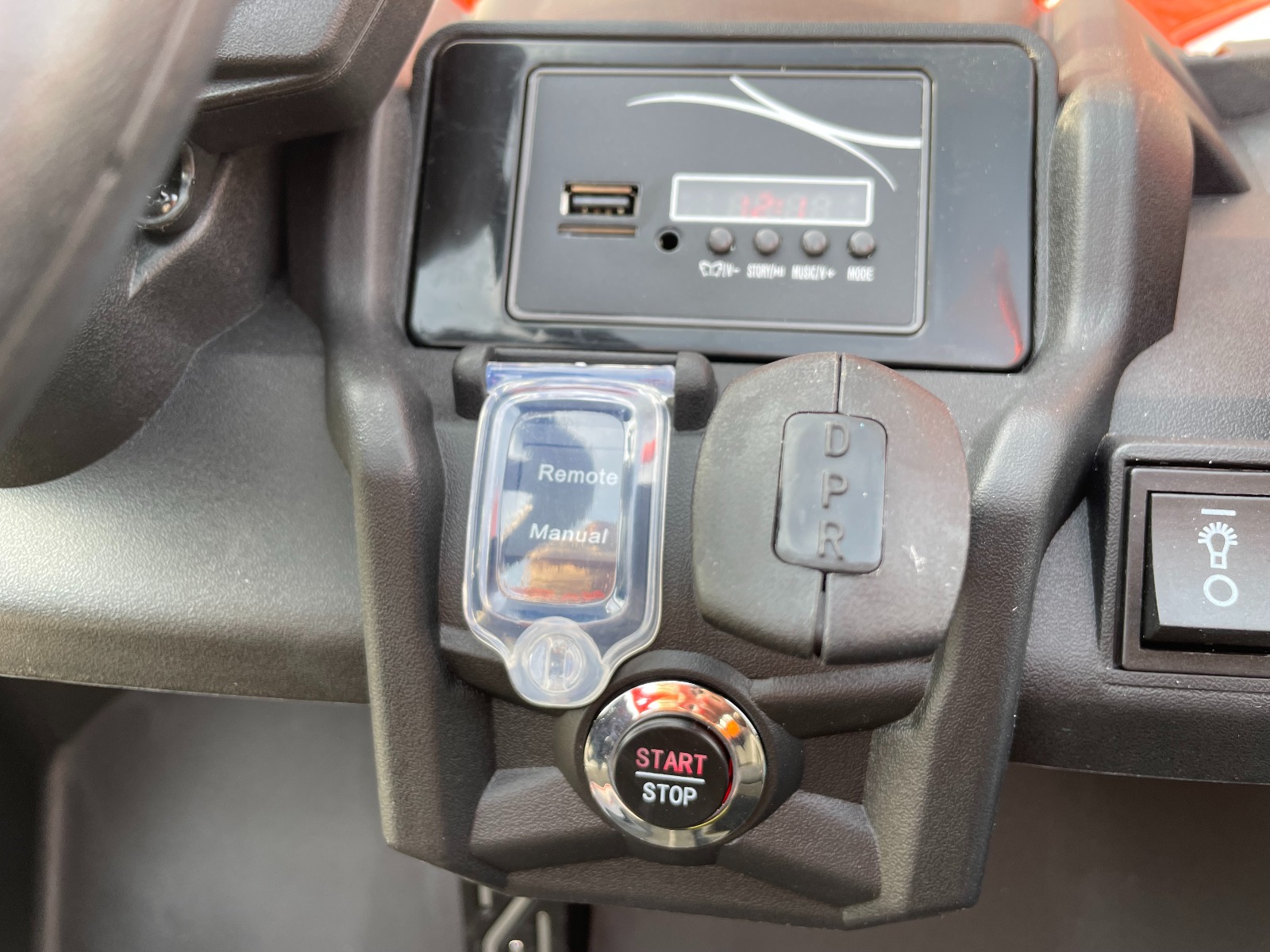 Mașină electrică copii Can-am Maverick 24V, verde, cu două locuri, suspensie spate, telecomandă 2,4 Ghz, Baterie litiu portabilă, 4 motoare de 200 W, roți EVA, scaune din piele, player MP3 cu intrare USB/SD, model cu licență - imagine 23