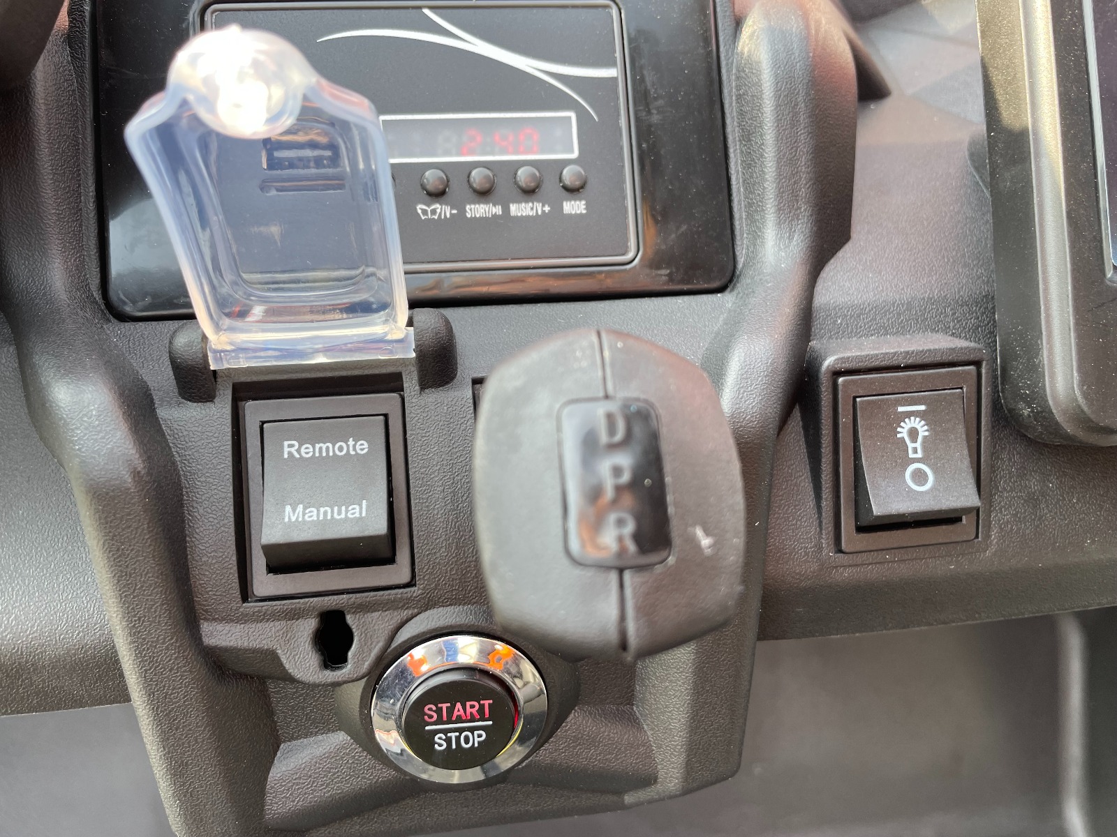 Mașină electrică copii Can-am Maverick 24V, portocaliu, cu două locuri, suspensie spate, telecomandă 2,4 Ghz, Baterie litiu portabilă, 4 motoare de 200 W, roți EVA, scaune din piele, player MP3 cu intrare USB/SD, model cu licență - imagine 45