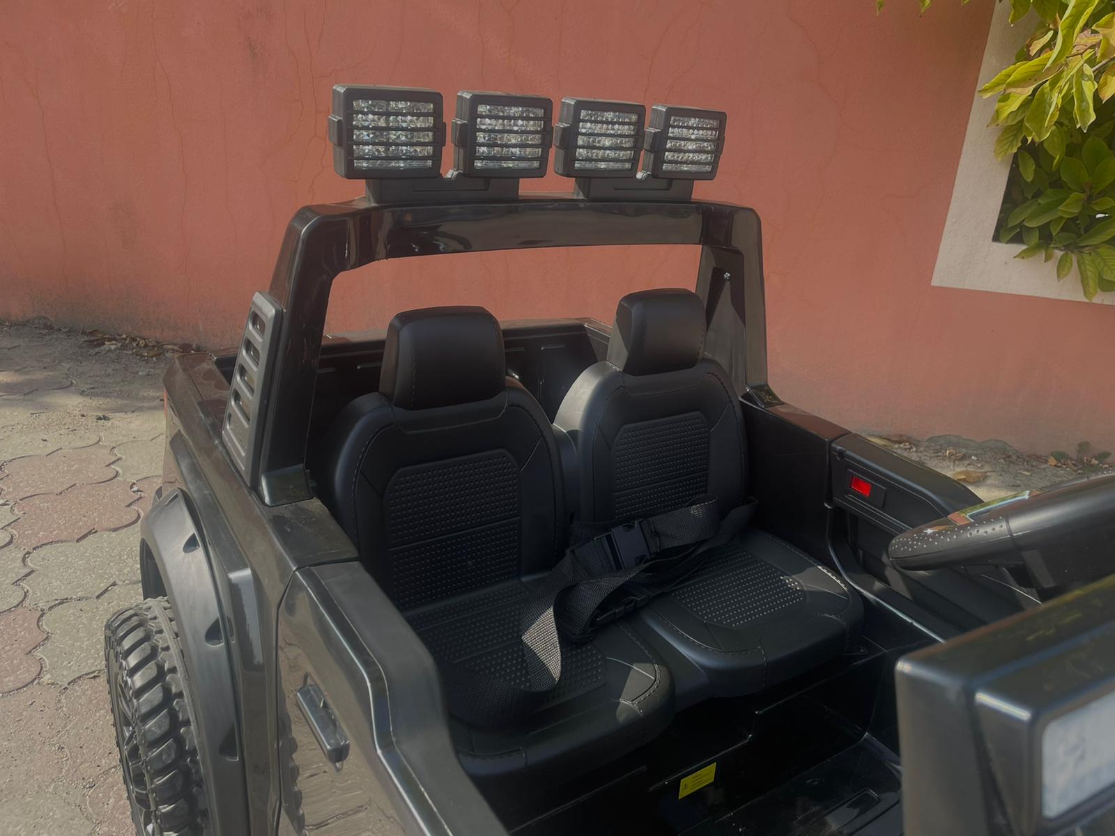 Mașină electrică pentru copii Ford Super Duty 24V negru, două locuri, tracțiune 4X4, motoare performante 24V, baterie portabilă, roți duble EVA spate, scaun din plastic, telecomandă 2,4 GHz, rampă lumină cu LED, MP3 player intrare USB, licență ORIGINALĂ - imagine 20