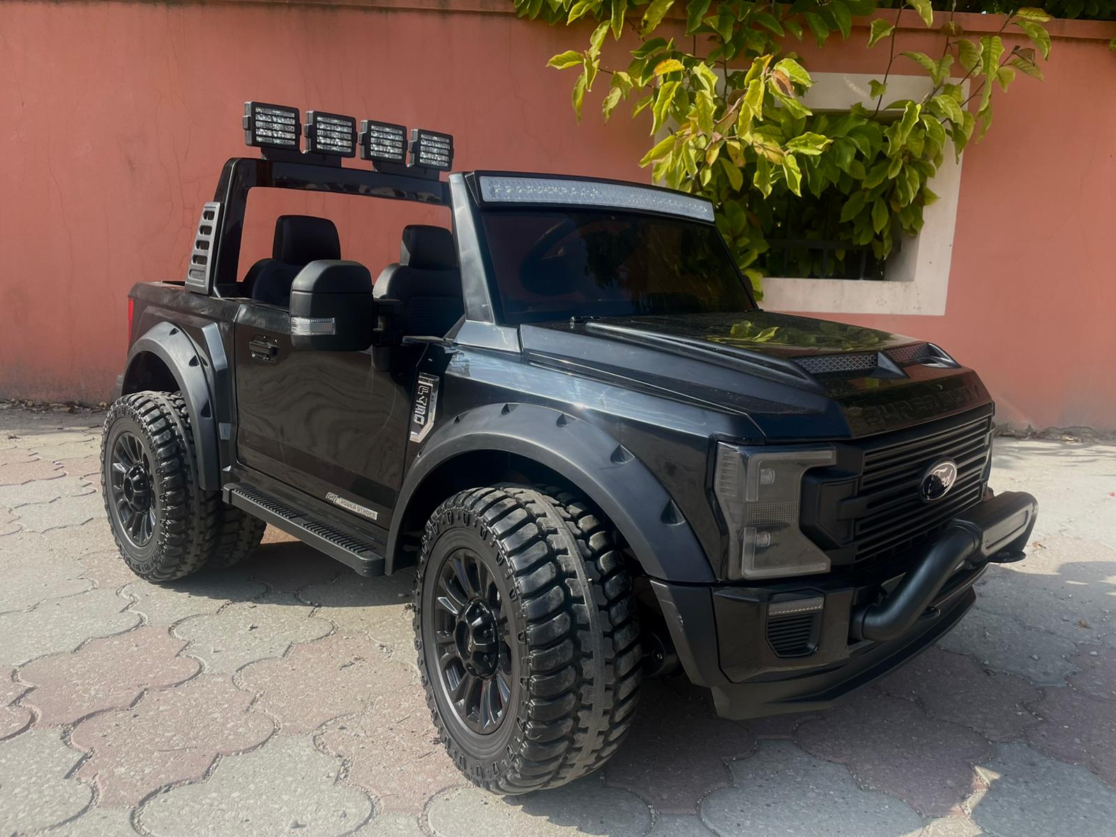 Mașină electrică pentru copii Ford Super Duty 24V negru, două locuri, tracțiune 4X4, motoare performante 24V, baterie portabilă, roți duble EVA spate, scaun din plastic, telecomandă 2,4 GHz, rampă lumină cu LED, MP3 player intrare USB, licență ORIGINALĂ - imagine 19