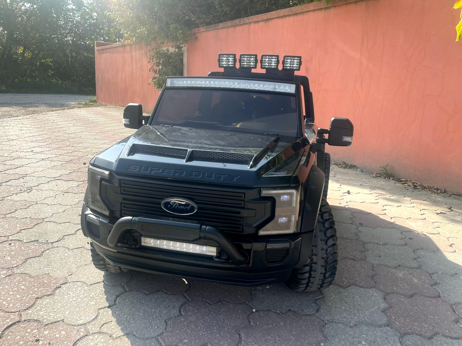 Mașină electrică pentru copii Ford Super Duty 24V negru, două locuri, tracțiune 4X4, motoare performante 24V, baterie portabilă, roți duble EVA spate, scaun din plastic, telecomandă 2,4 GHz, rampă lumină cu LED, MP3 player intrare USB, licență ORIGINALĂ - imagine 18
