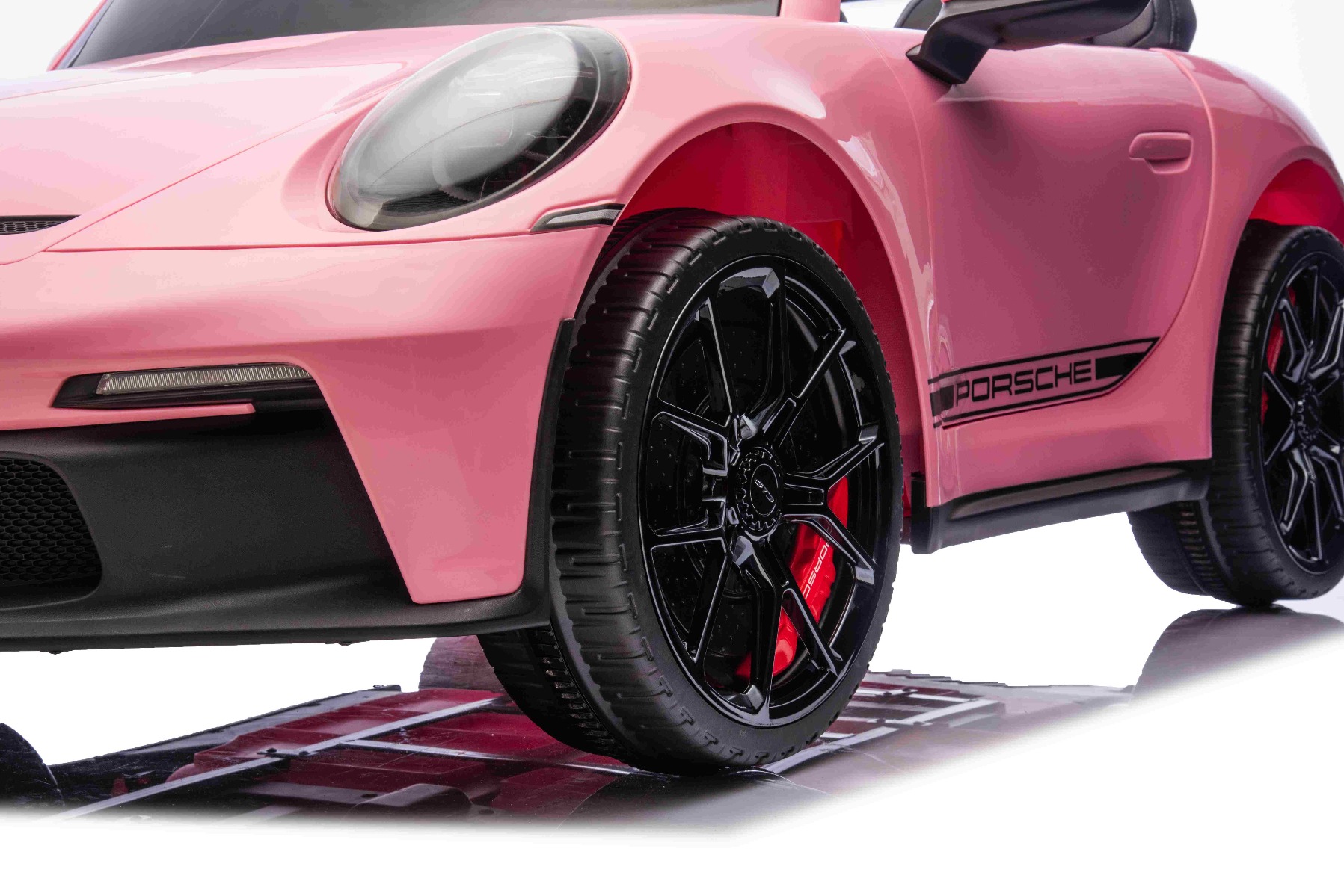 Mașină electrică copii Porsche 911 24V cu tracțiune 4x4, roz, scaun cu două locuri, telecomandă 2.4 GHz, intrare USB/AUX, motoare 200W, suspensie, baterie litiu, lumini LED față și spate, licență ORIGINALĂ - imagine 12