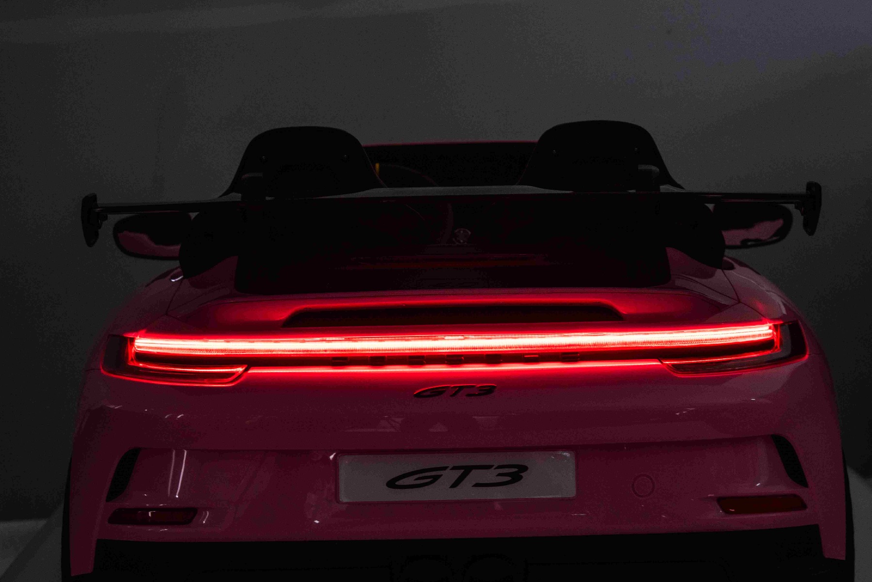 Mașină electrică copii Porsche 911 24V cu tracțiune 4x4, roz, scaun cu două locuri, telecomandă 2.4 GHz, intrare USB/AUX, motoare 200W, suspensie, baterie litiu, lumini LED față și spate, licență ORIGINALĂ - imagine 22