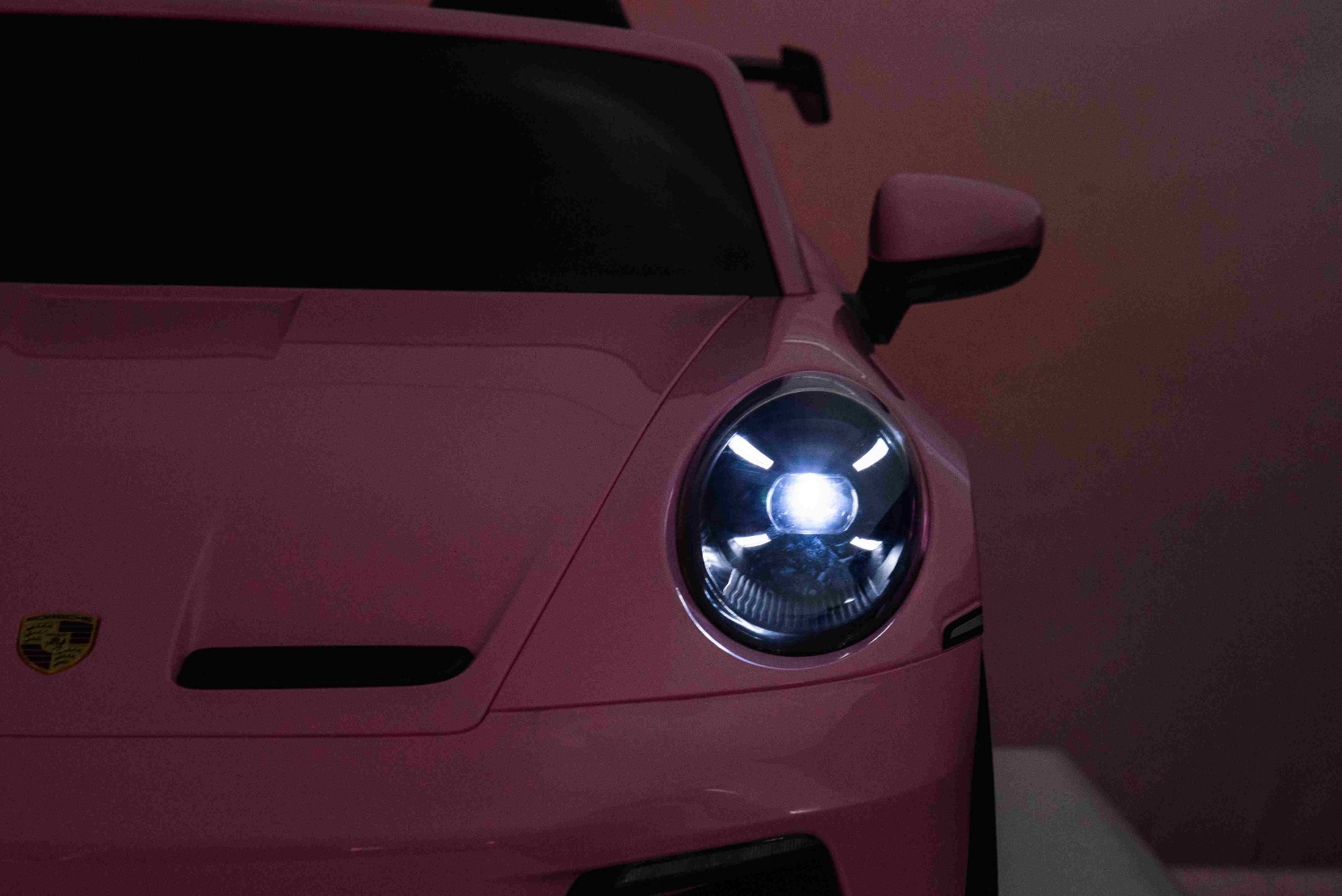 Mașină electrică copii Porsche 911 24V cu tracțiune 4x4, roz, scaun cu două locuri, telecomandă 2.4 GHz, intrare USB/AUX, motoare 200W, suspensie, baterie litiu, lumini LED față și spate, licență ORIGINALĂ - imagine 24