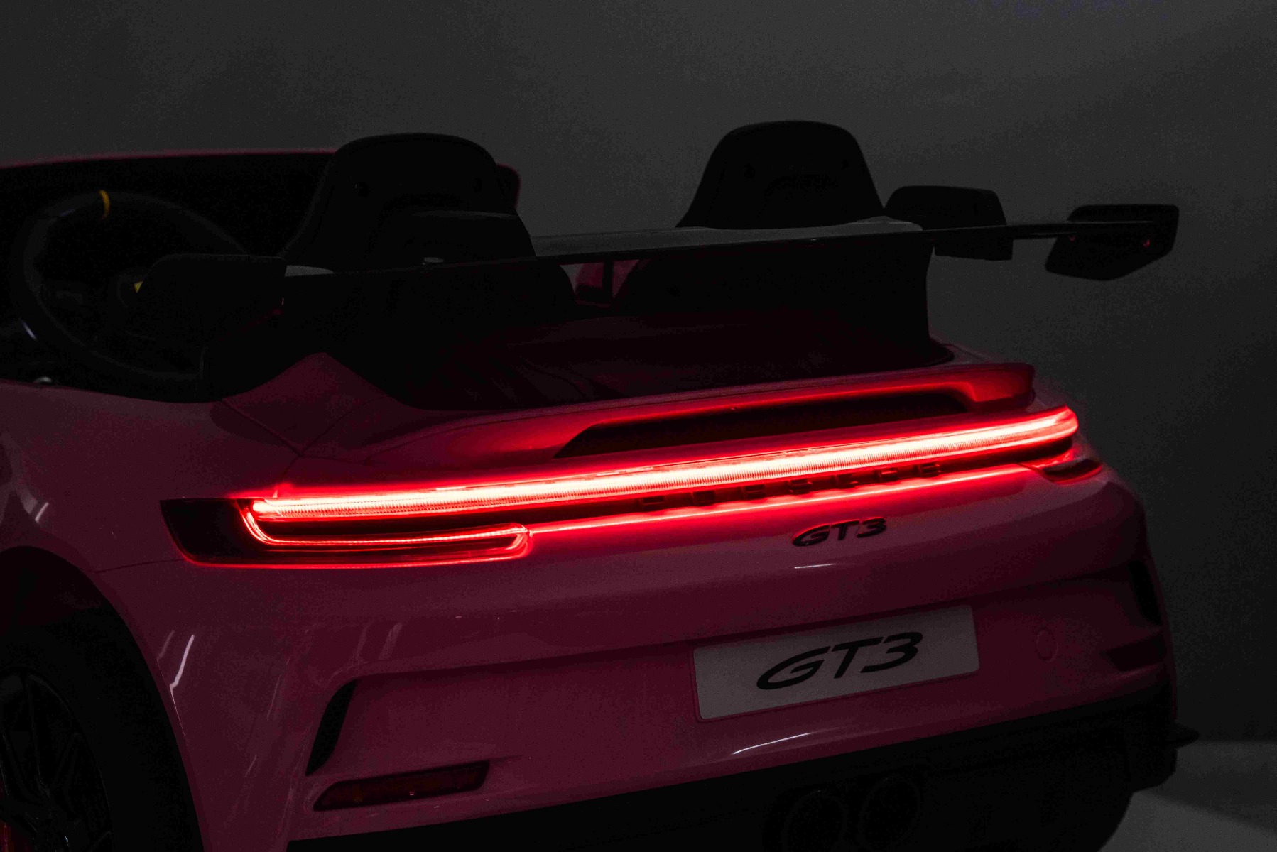Mașină electrică copii Porsche 911 24V cu tracțiune 4x4, roz, scaun cu două locuri, telecomandă 2.4 GHz, intrare USB/AUX, motoare 200W, suspensie, baterie litiu, lumini LED față și spate, licență ORIGINALĂ - imagine 25