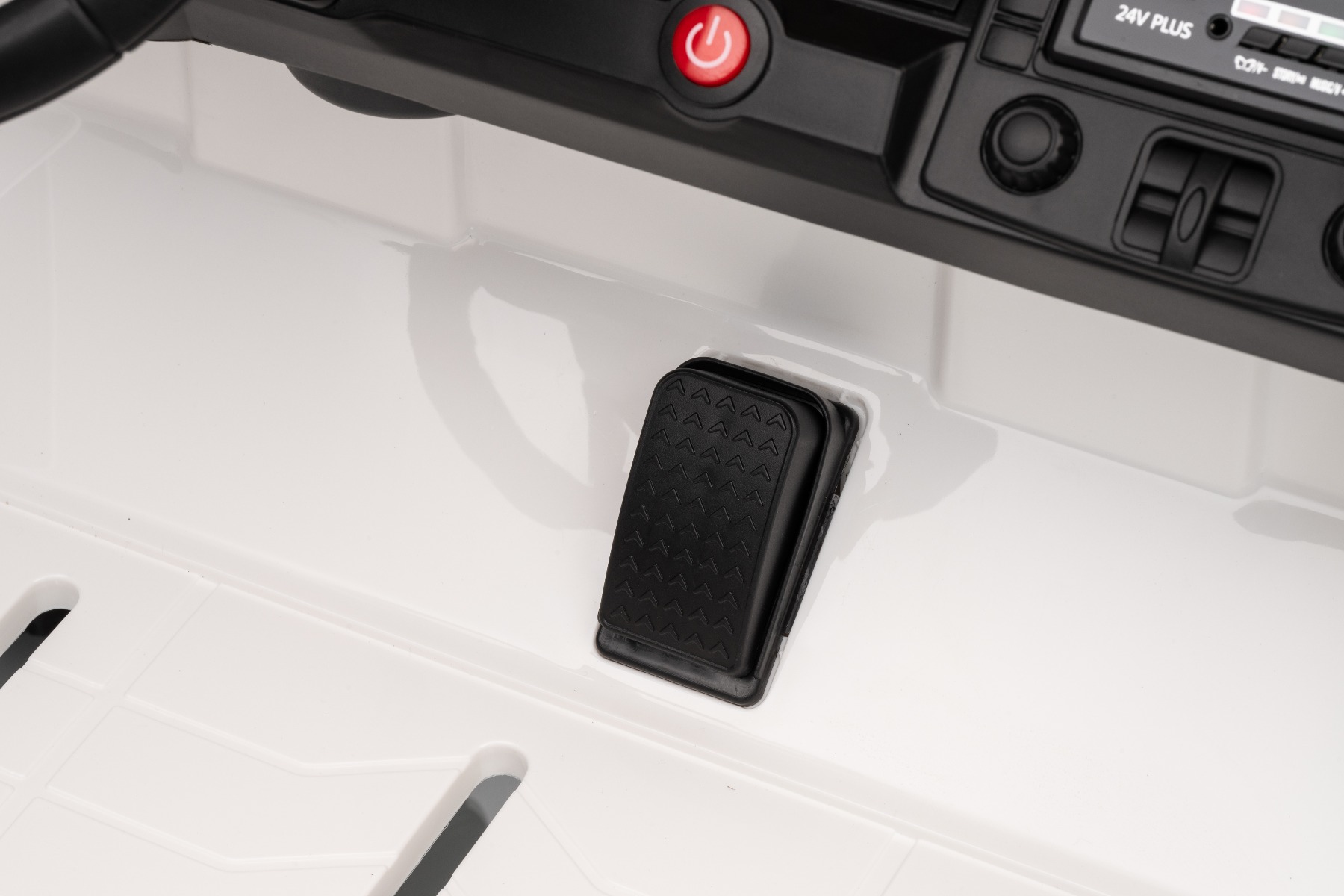 Maşinuţa electrica copii OFFRIDE 4x4² cu două locuri, 24V, negru, player MP3 cu intrare USB/AUX, transmisie 4x4, baterie litiu, roți EVA cu suspensie, telecomandă, lumini LED - imagine 39
